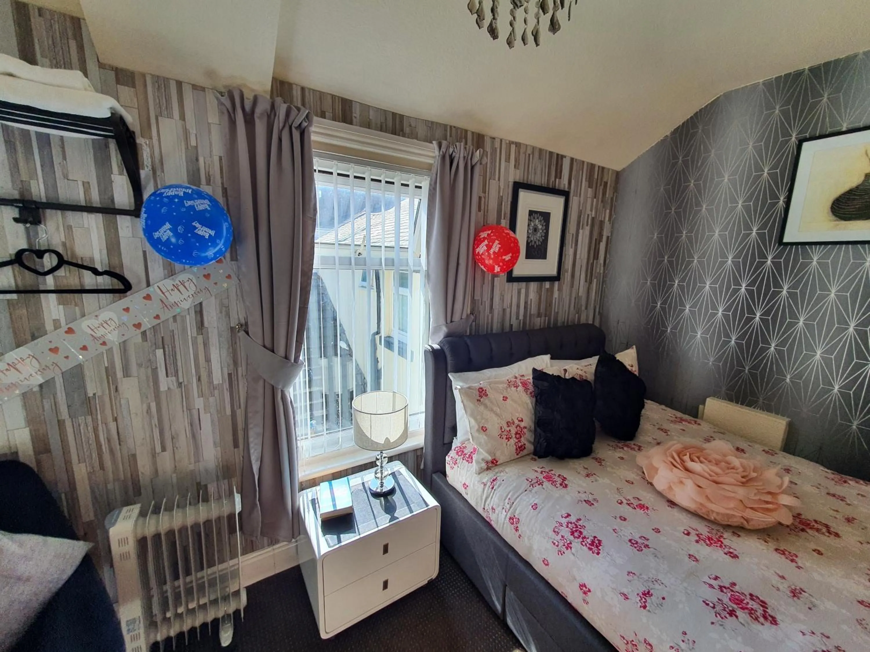 Bedroom, Bed in Windsor House Hotel