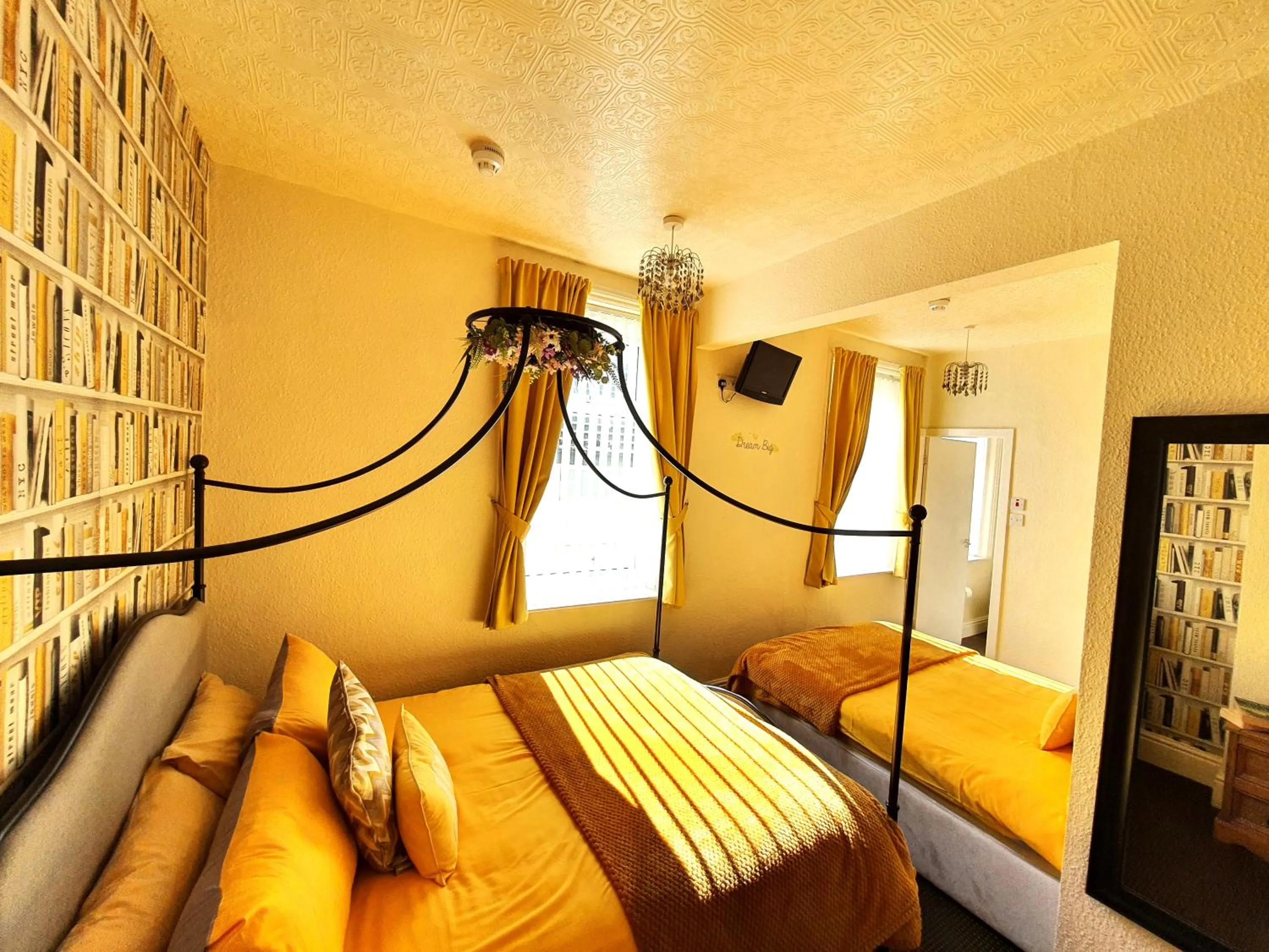 Bedroom, Bed in Windsor House Hotel