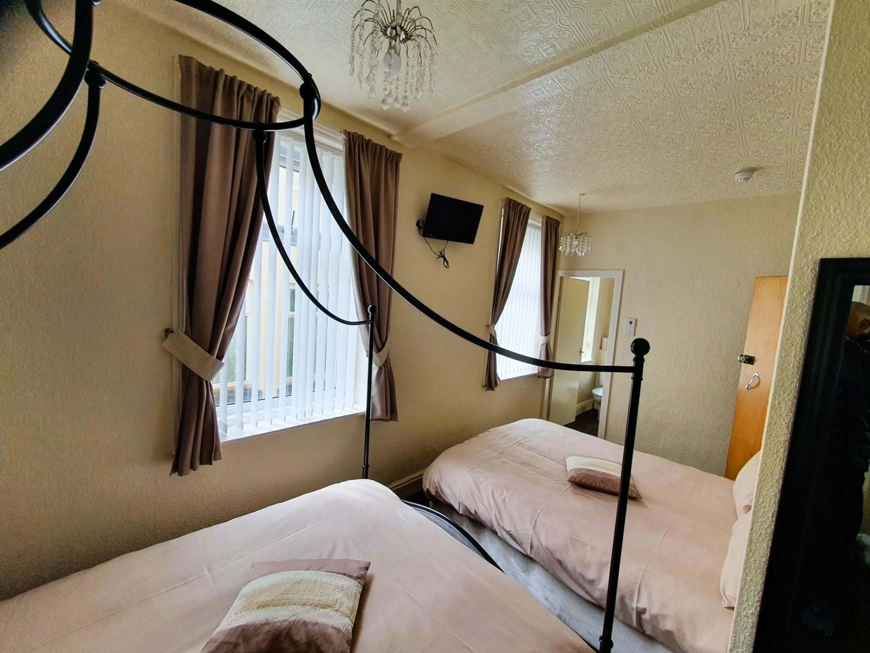 Bedroom, Bed in Windsor House Hotel