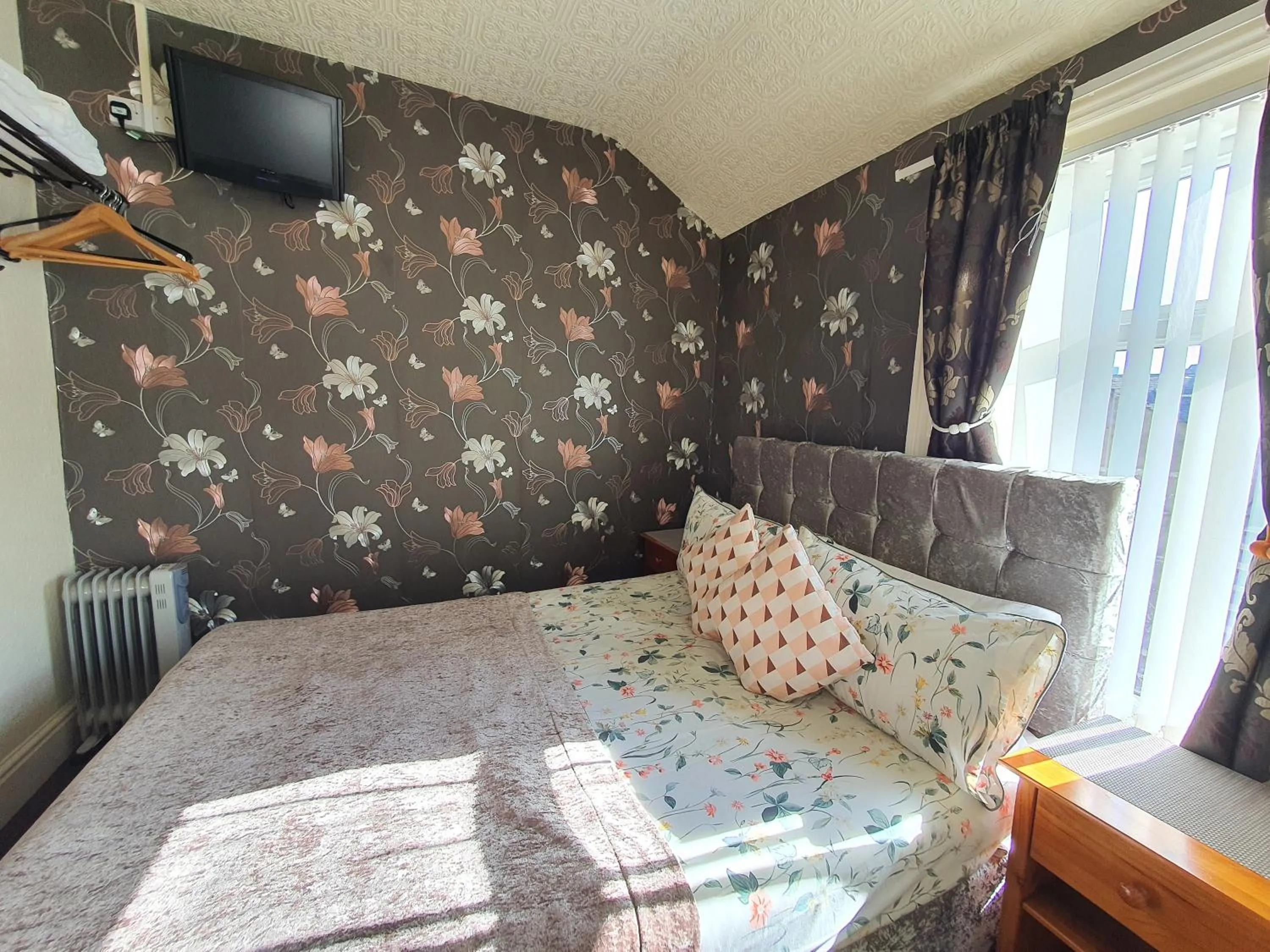 Bedroom, Bed in Windsor House Hotel