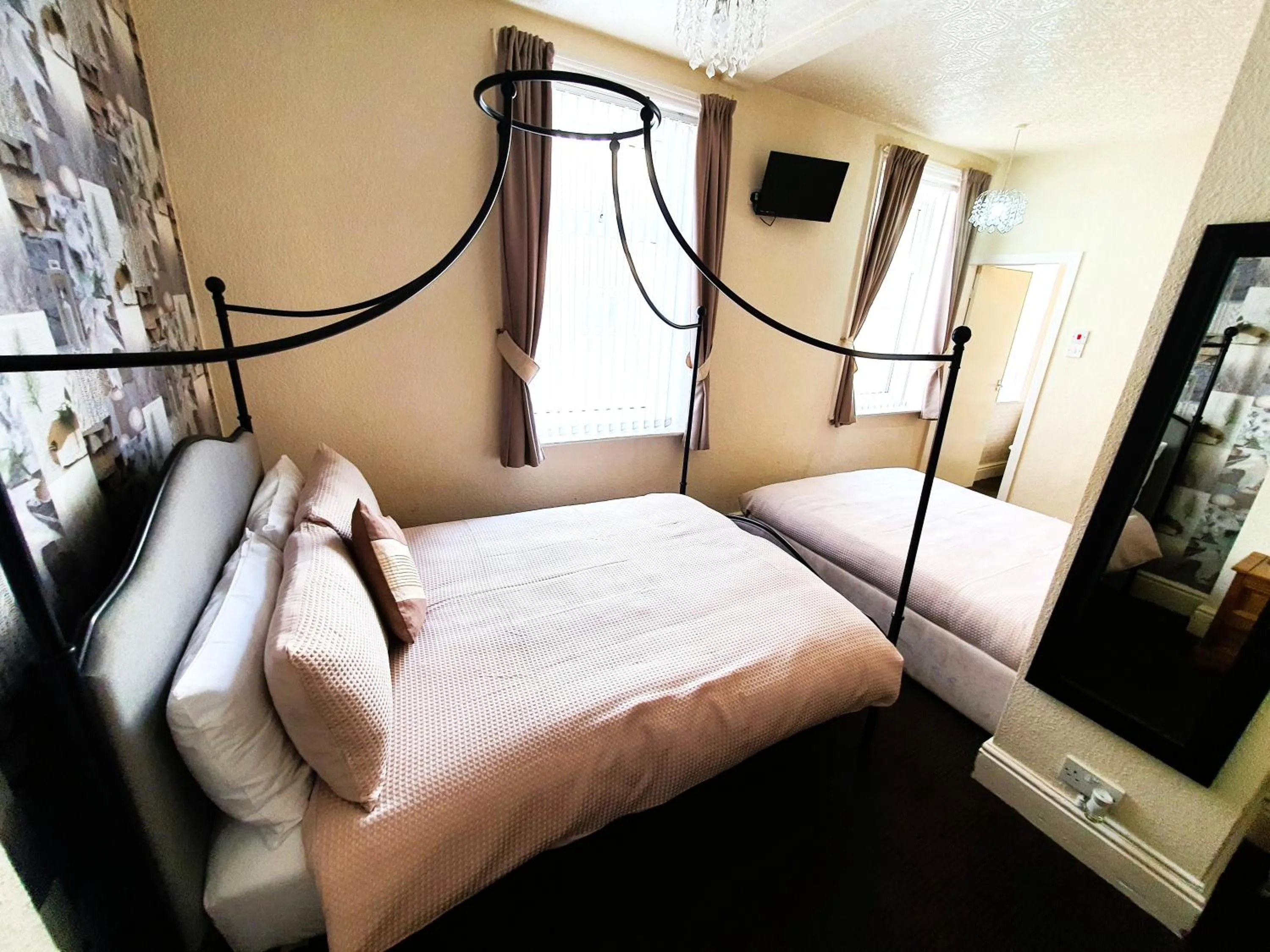 Bedroom, Bed in Windsor House Hotel