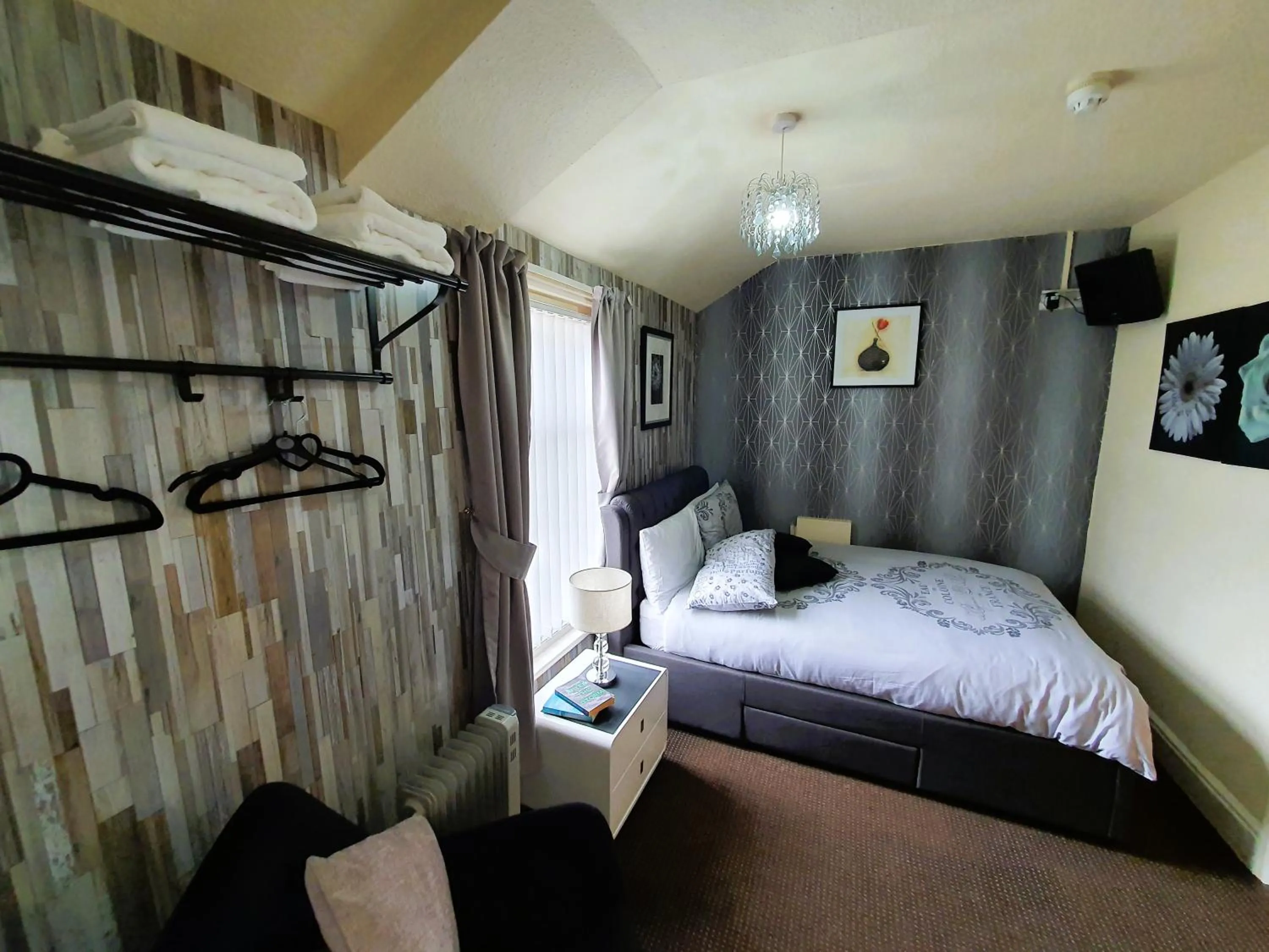 Bedroom, Bed in Windsor House Hotel