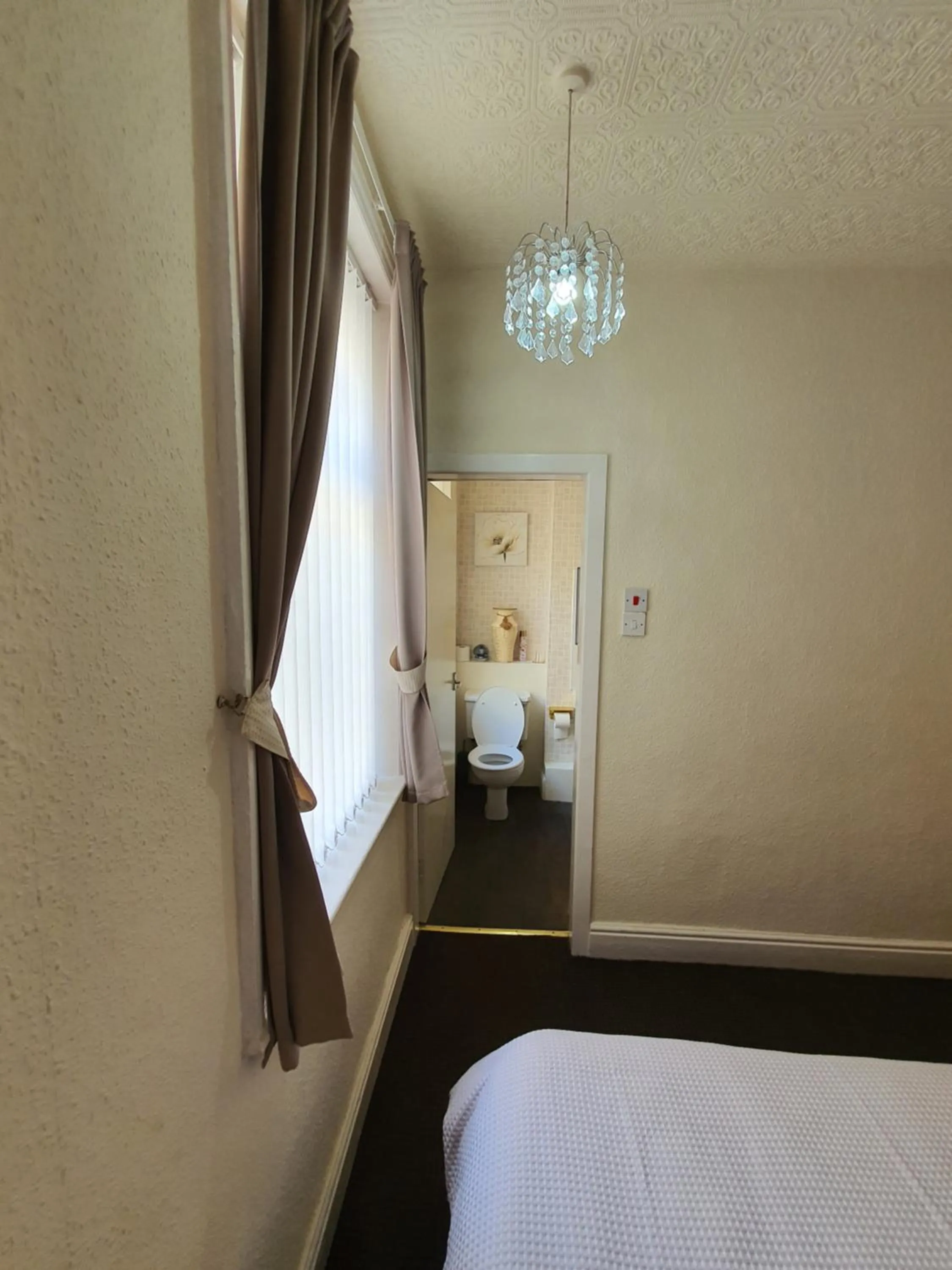 Toilet, Bed in Windsor House Hotel