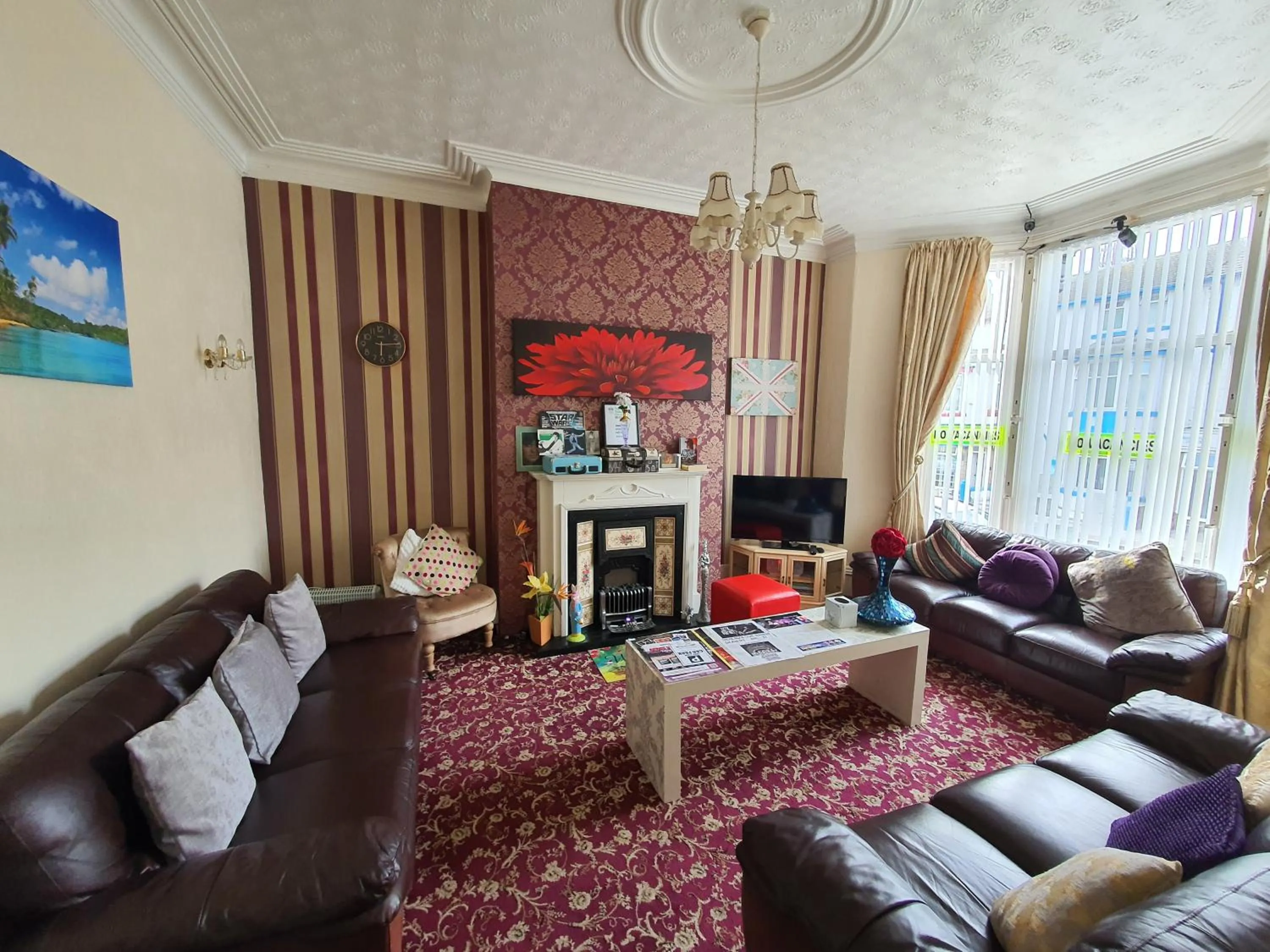 Communal lounge/ TV room in Windsor House Hotel