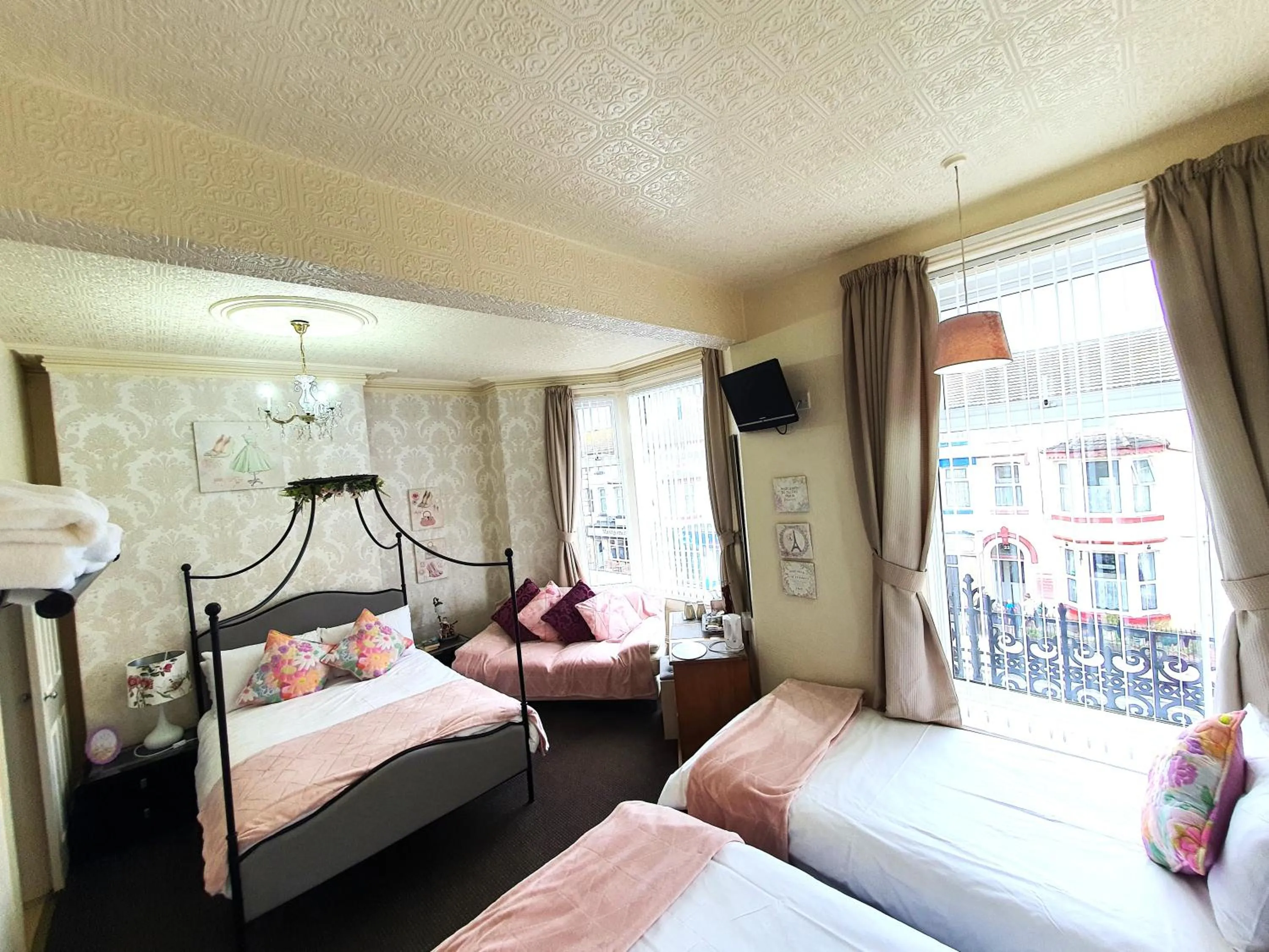 Bedroom, Bed in Windsor House Hotel