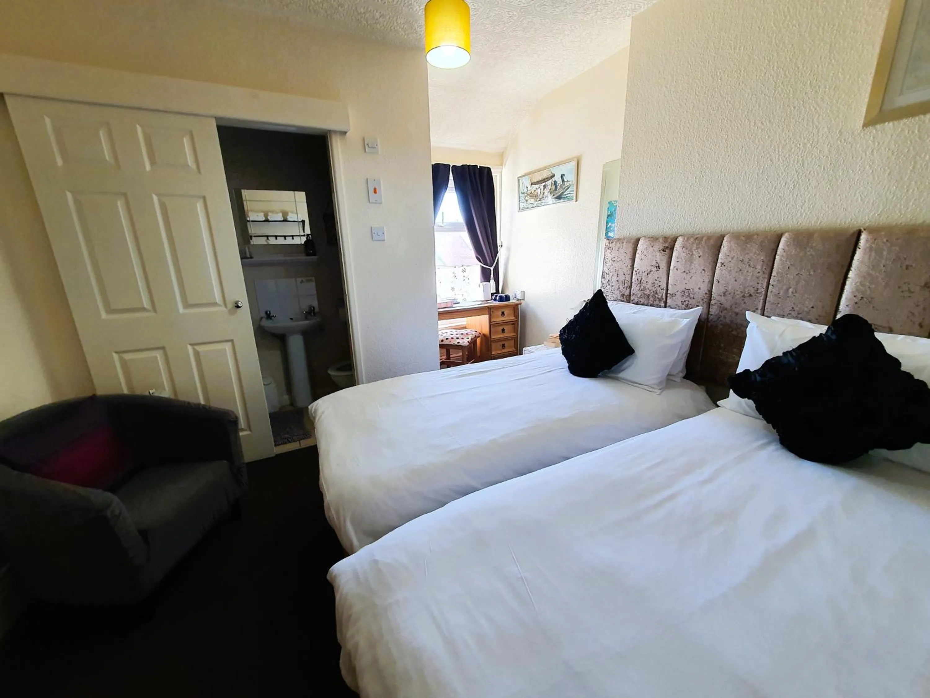 Bedroom, Bed in Windsor House Hotel