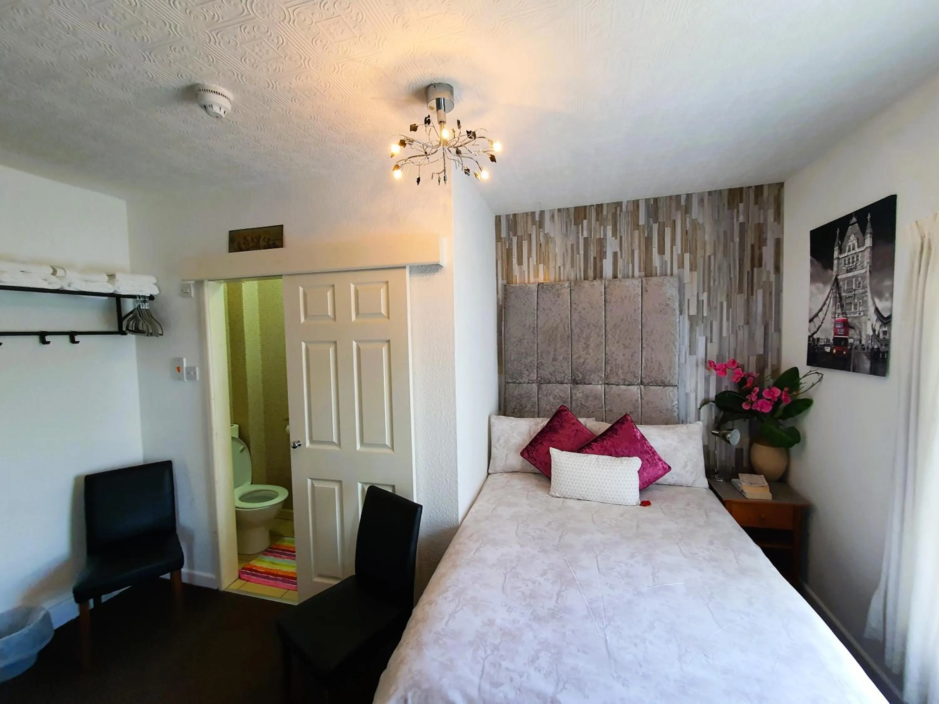 Bedroom, Bed in Windsor House Hotel