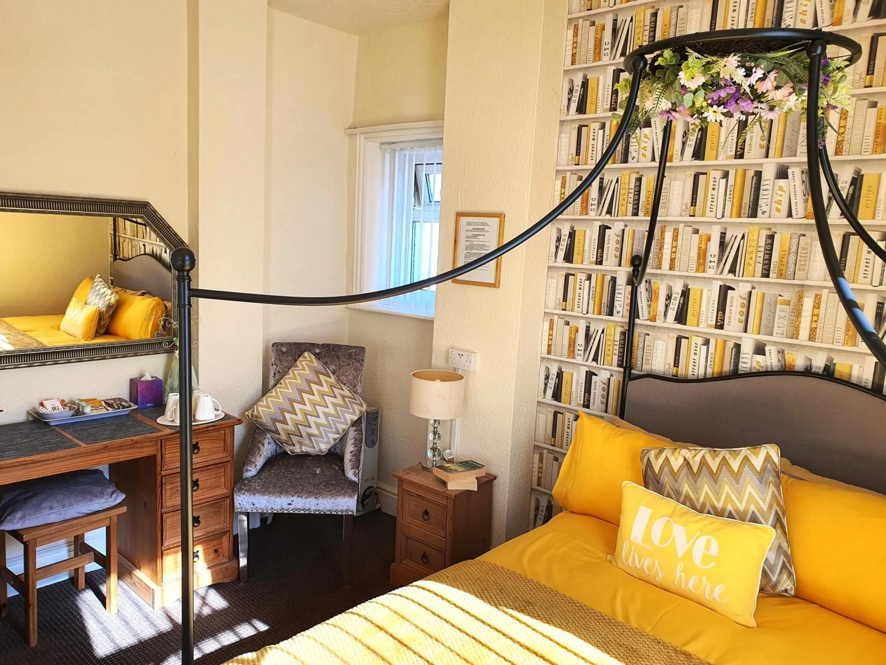 Bedroom, Bed in Windsor House Hotel