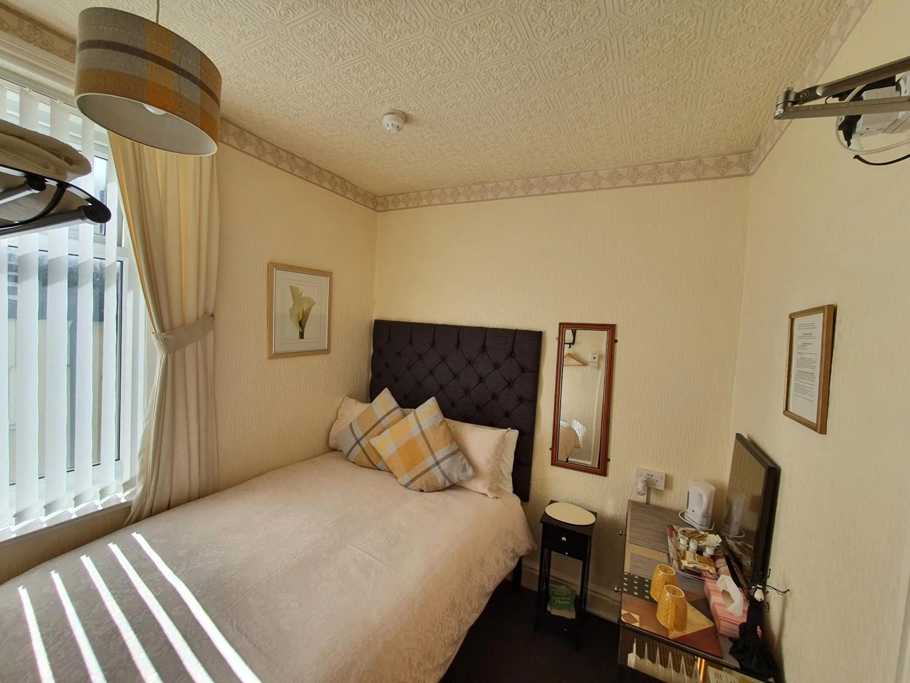 Bedroom, Bed in Windsor House Hotel