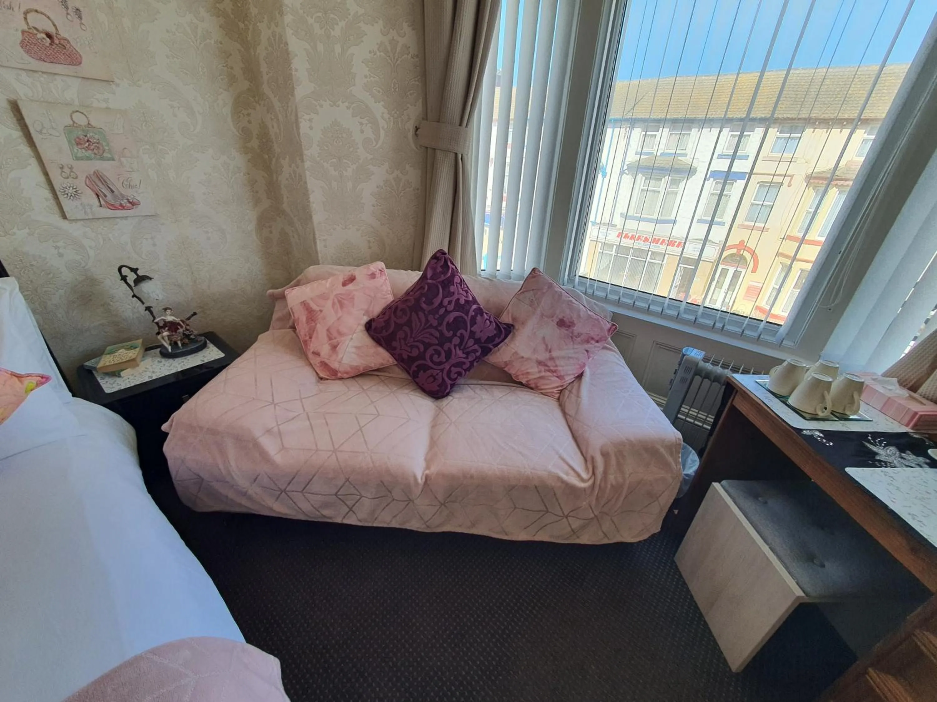 Seating area, Bed in Windsor House Hotel