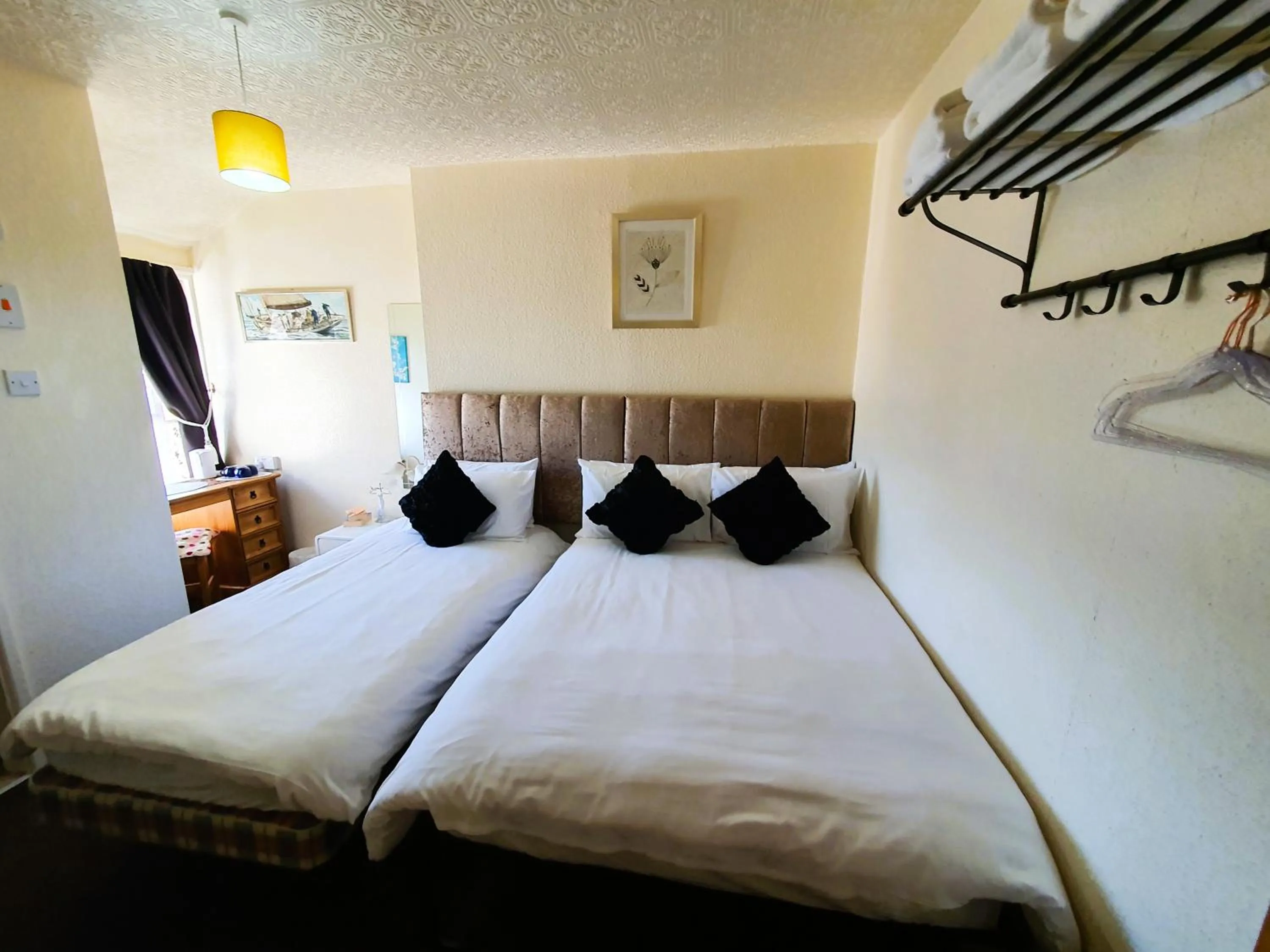 Bedroom, Bed in Windsor House Hotel