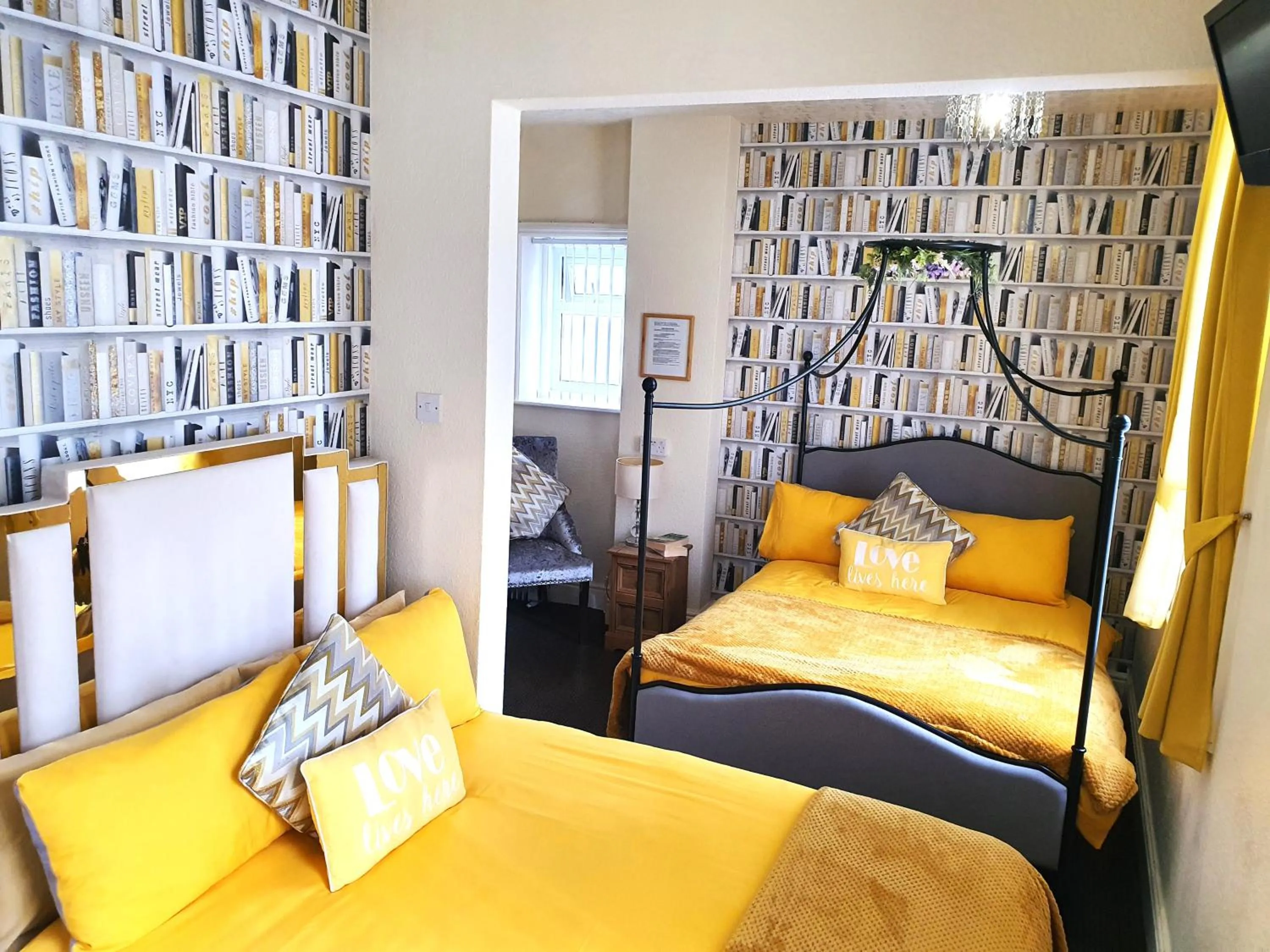 Bedroom, Bed in Windsor House Hotel