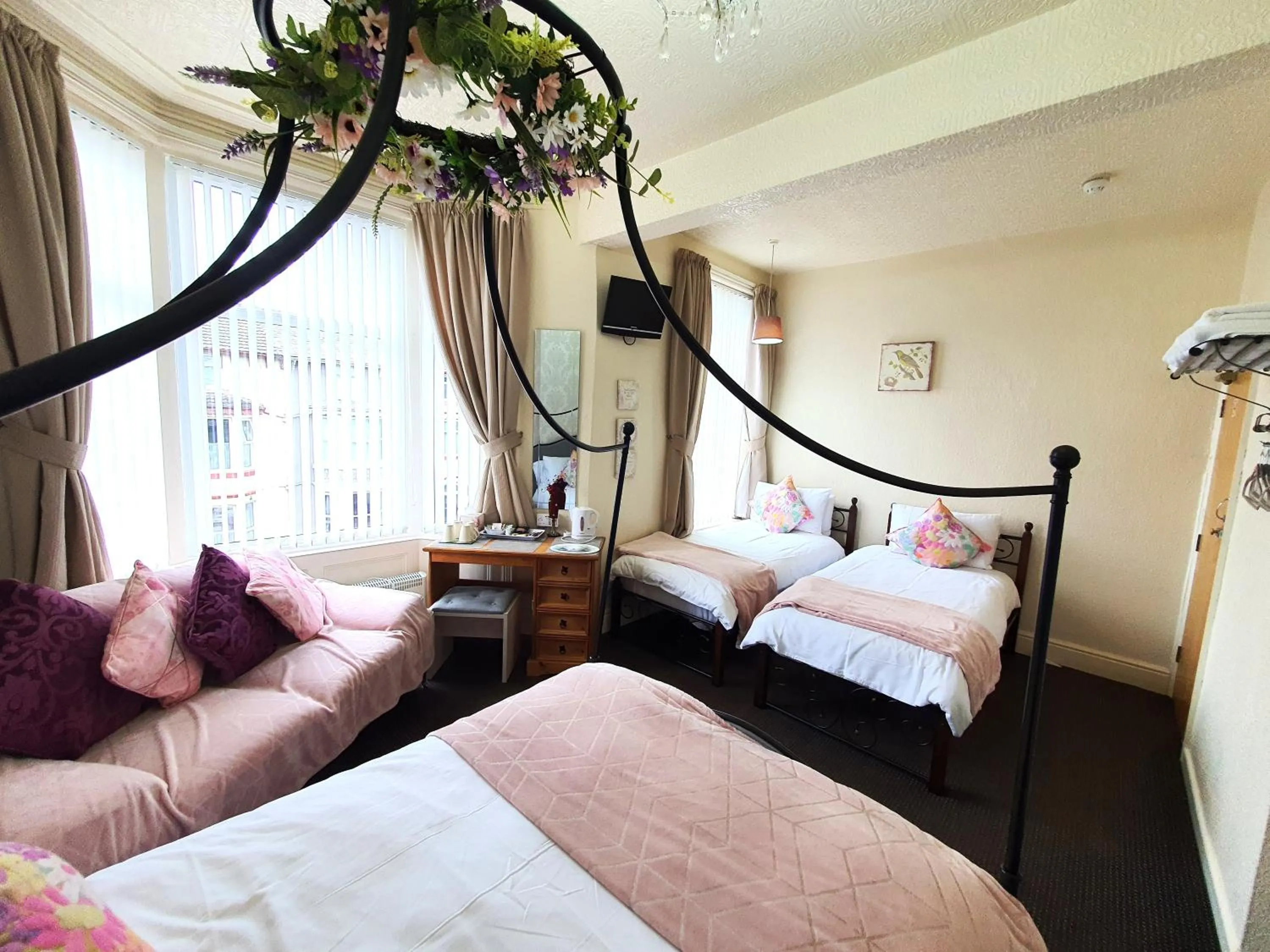 Bedroom, Bed in Windsor House Hotel