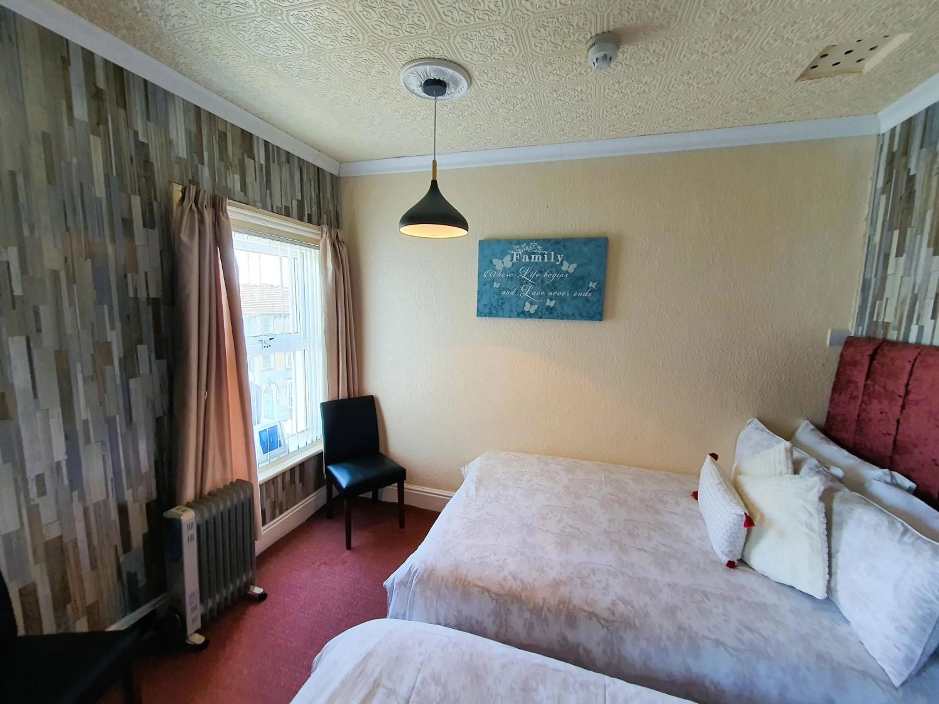 Bedroom, Bed in Windsor House Hotel