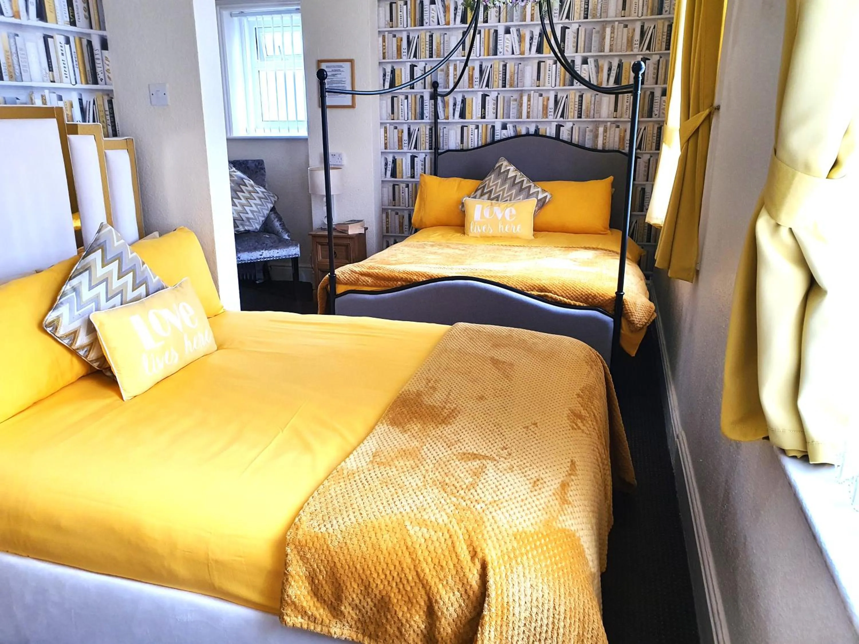 Bedroom, Bed in Windsor House Hotel