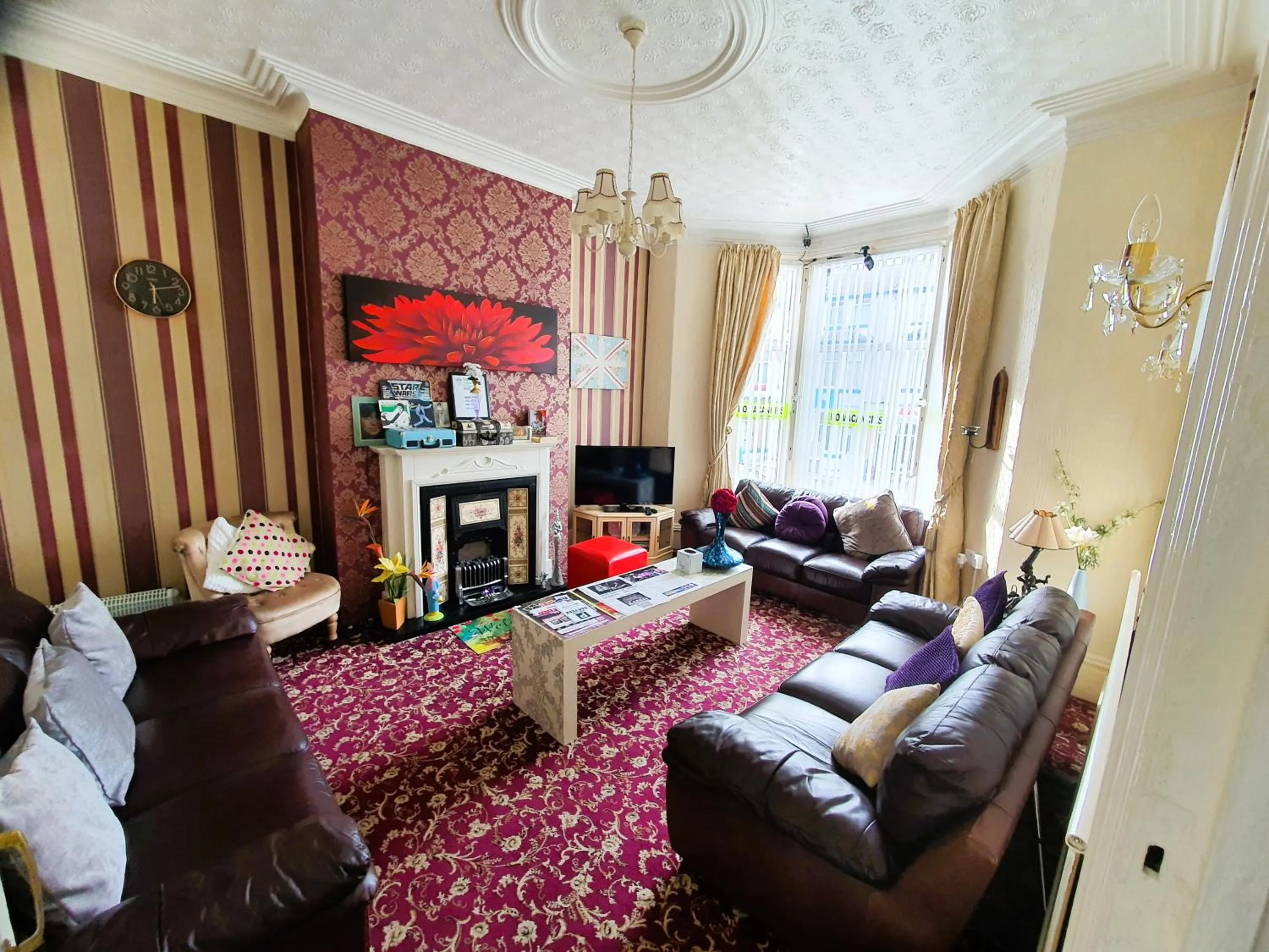 Communal lounge/ TV room in Windsor House Hotel