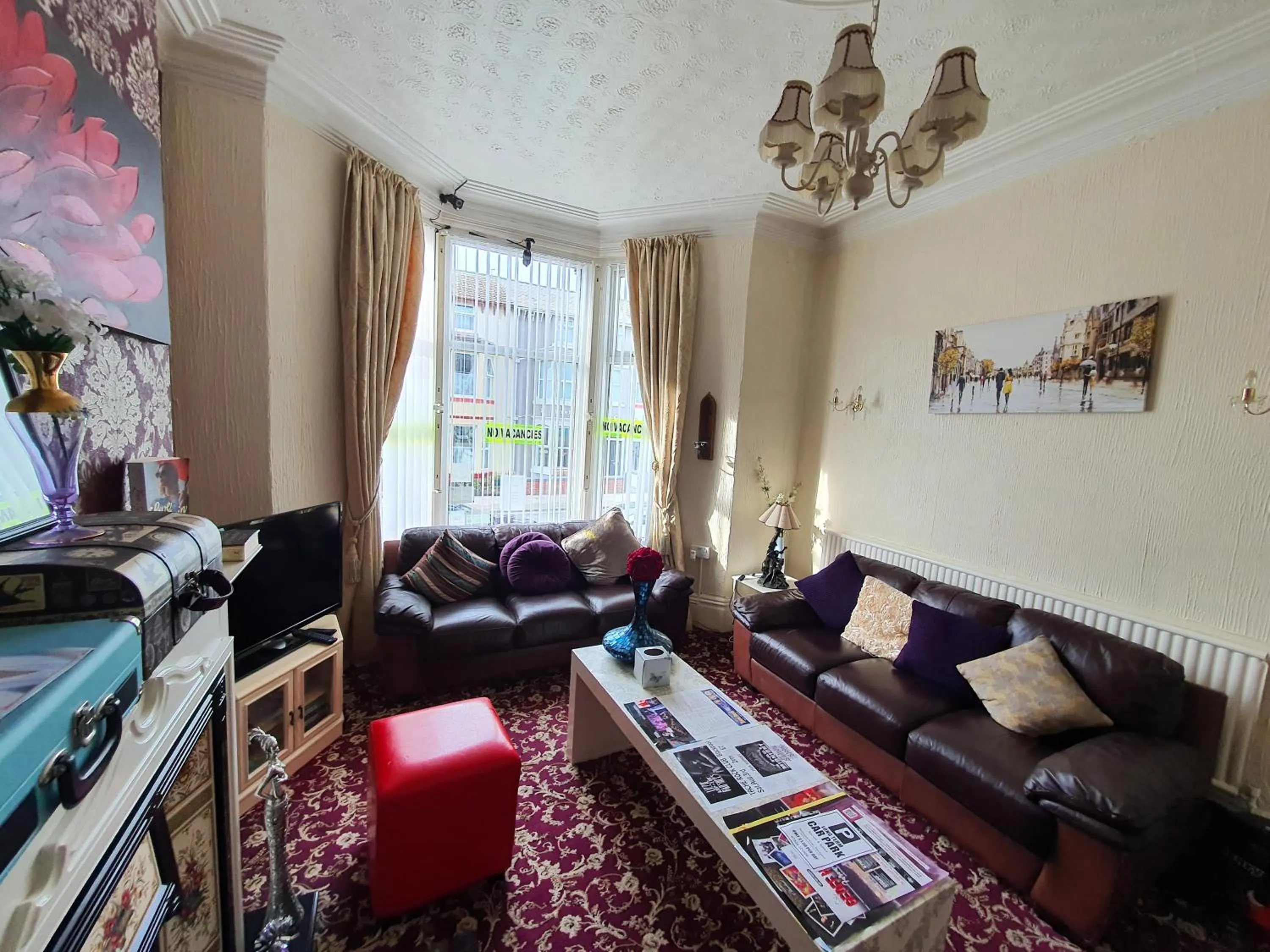 Communal lounge/ TV room in Windsor House Hotel