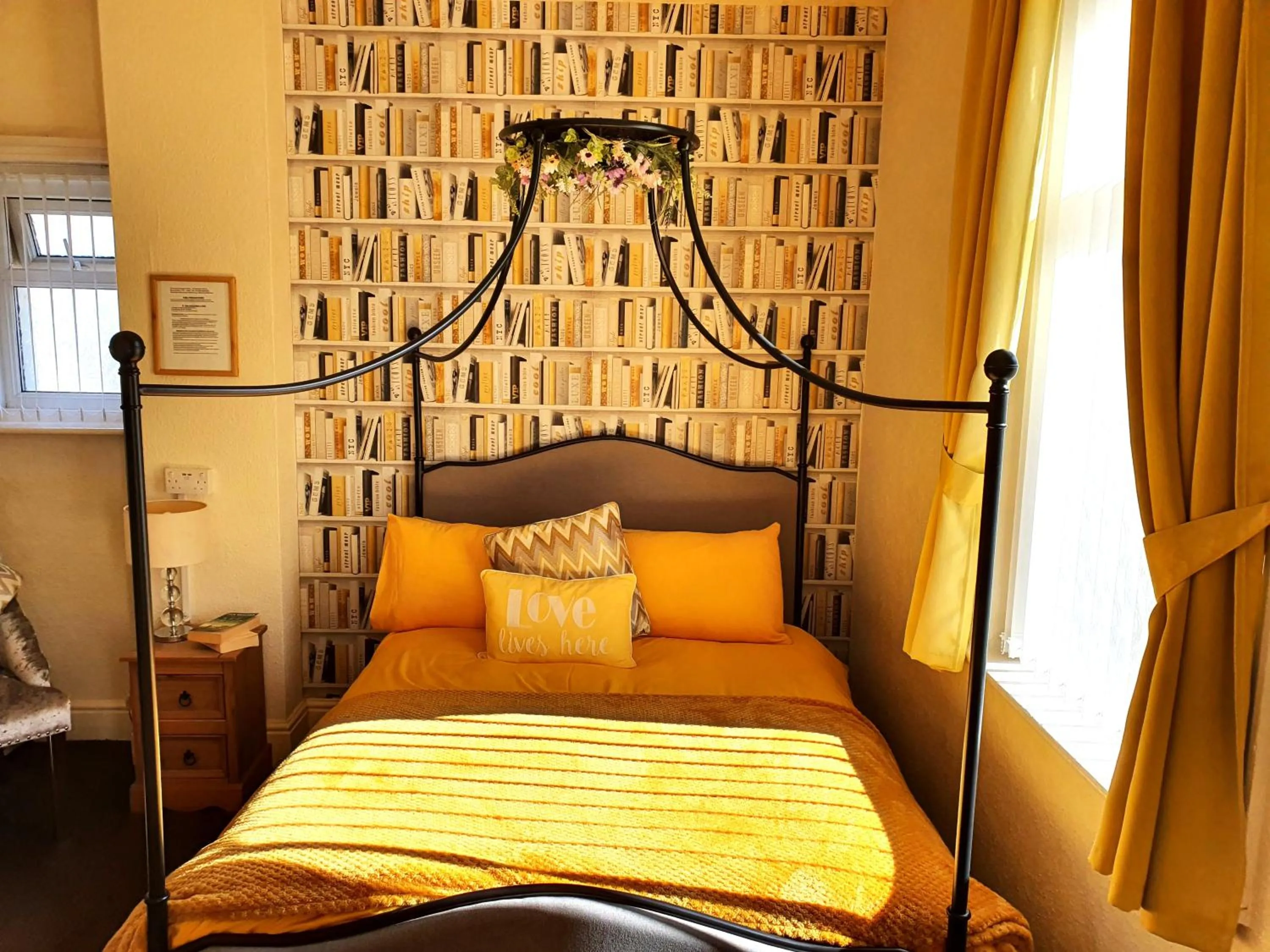 Bedroom, Bed in Windsor House Hotel