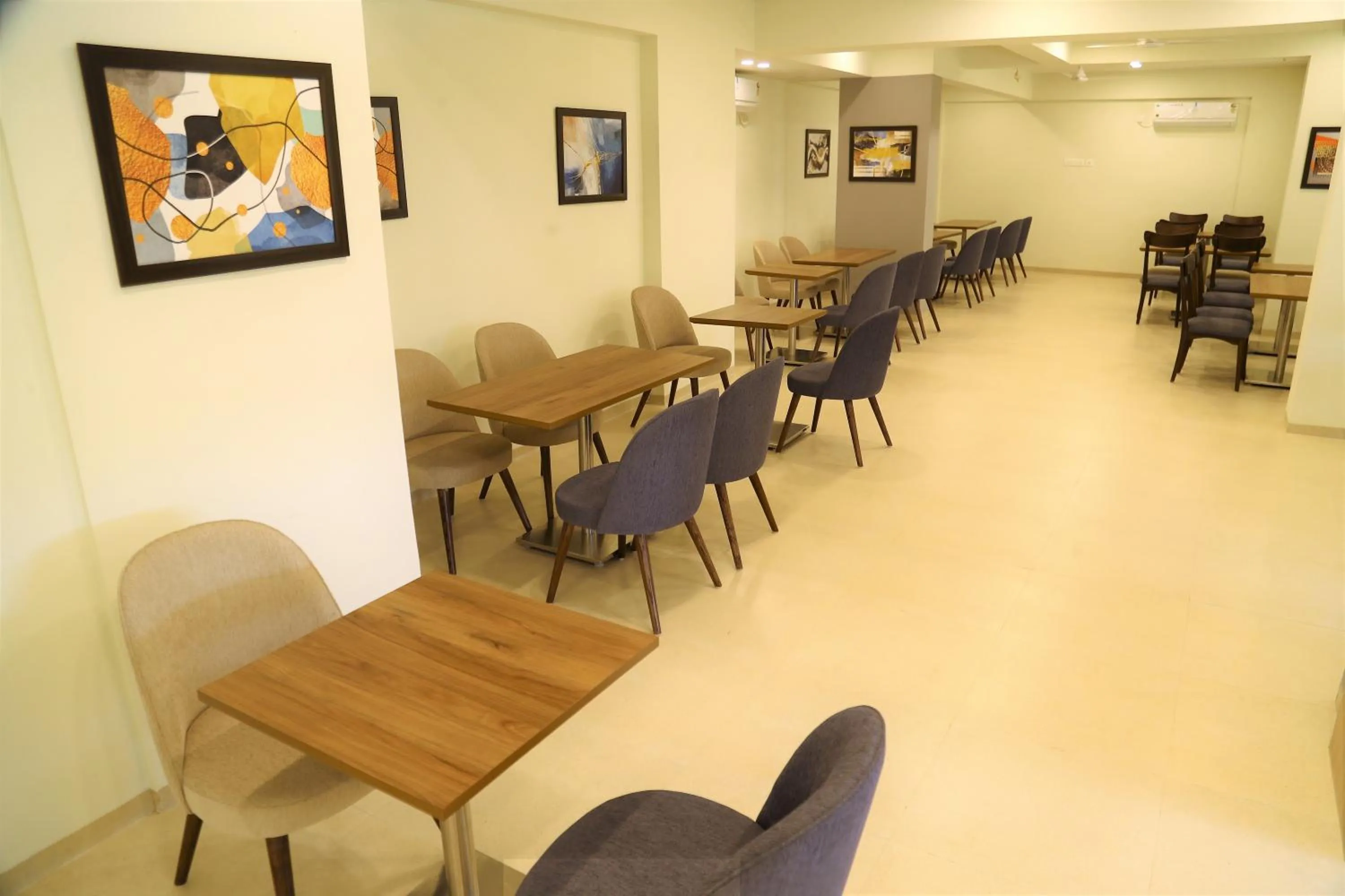 Restaurant/places to eat in Starlit Suites Shirdi