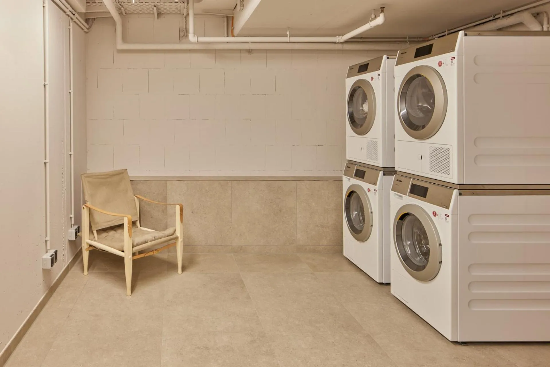 laundry in Locke at East Side Gallery