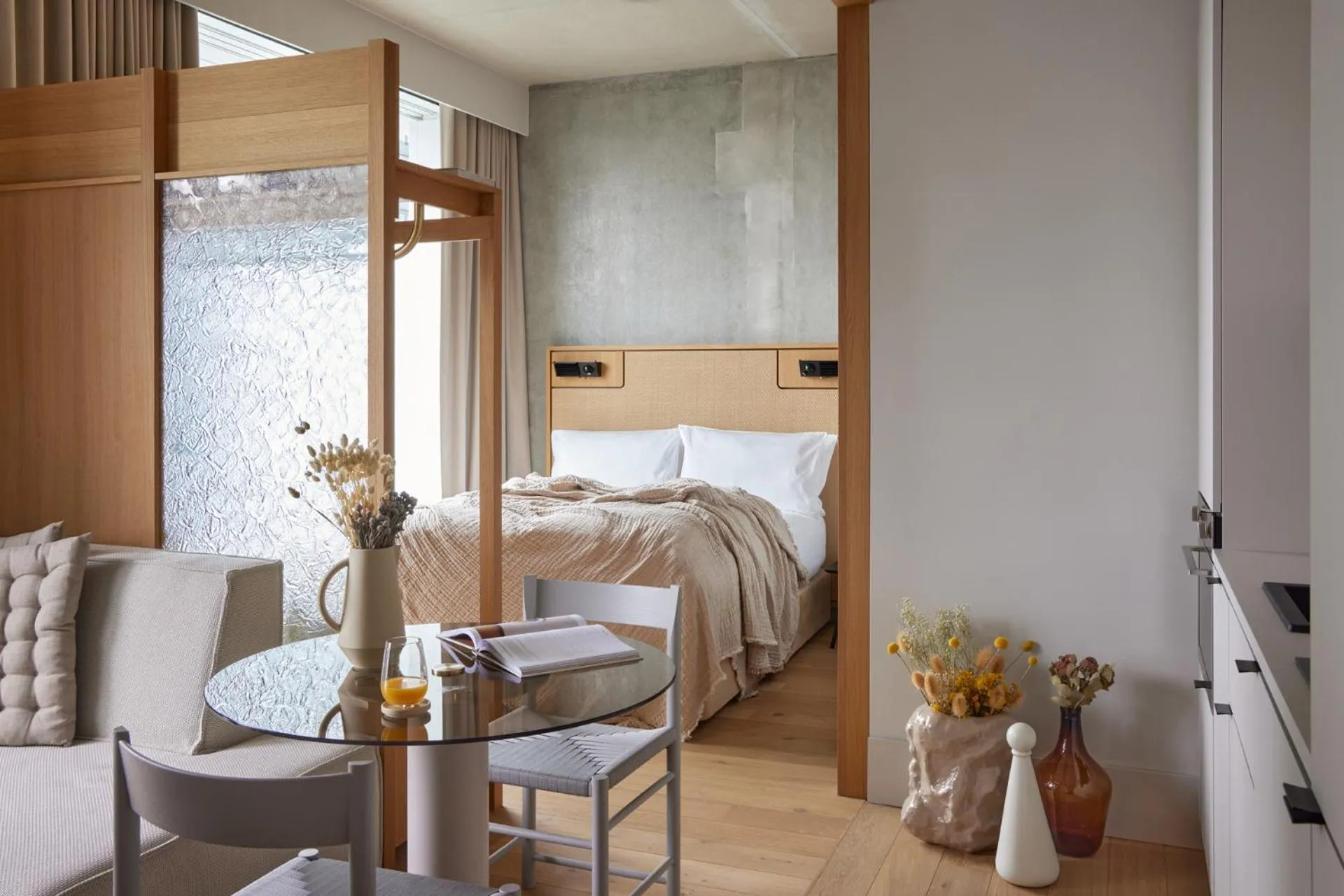 Bedroom, Bed in Locke at East Side Gallery