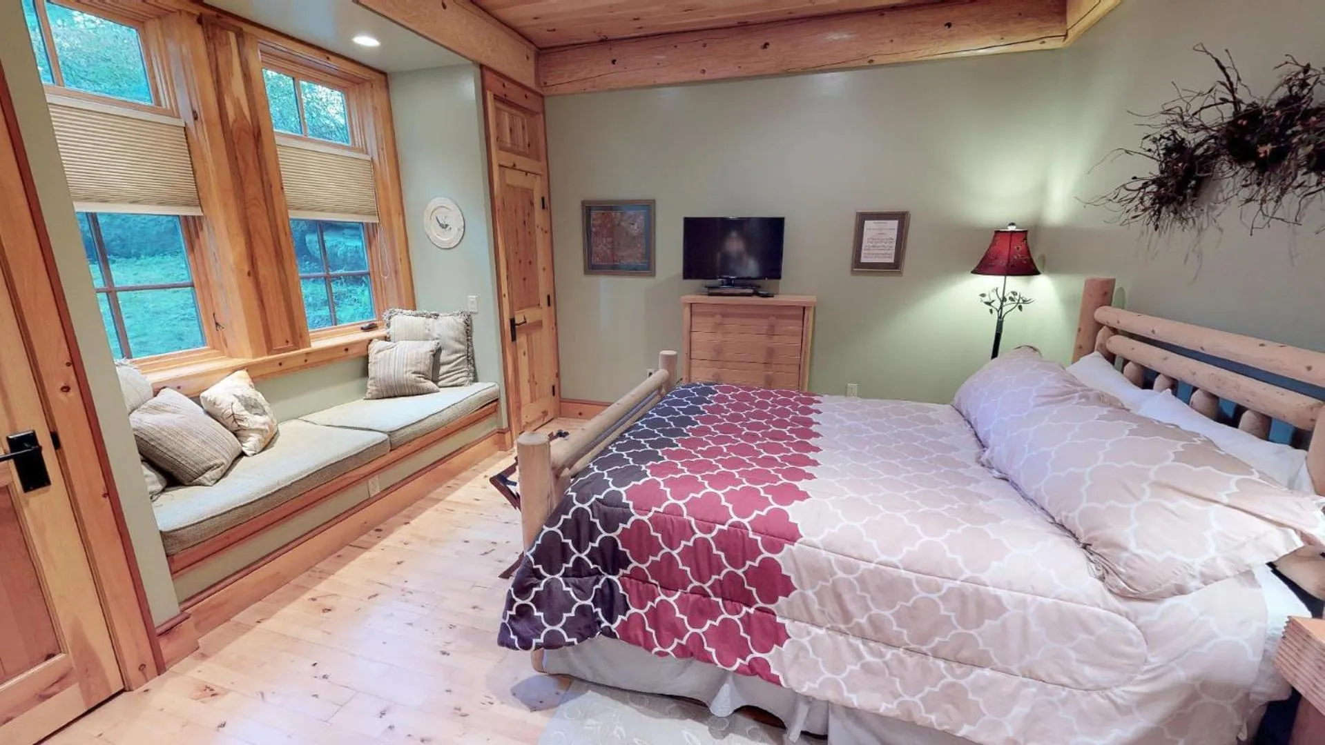 Bed in Cayuga Lodge South