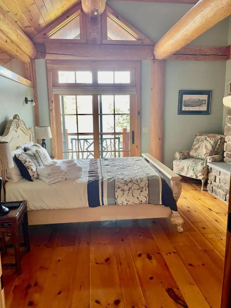 Bed in Oneida Lodge North