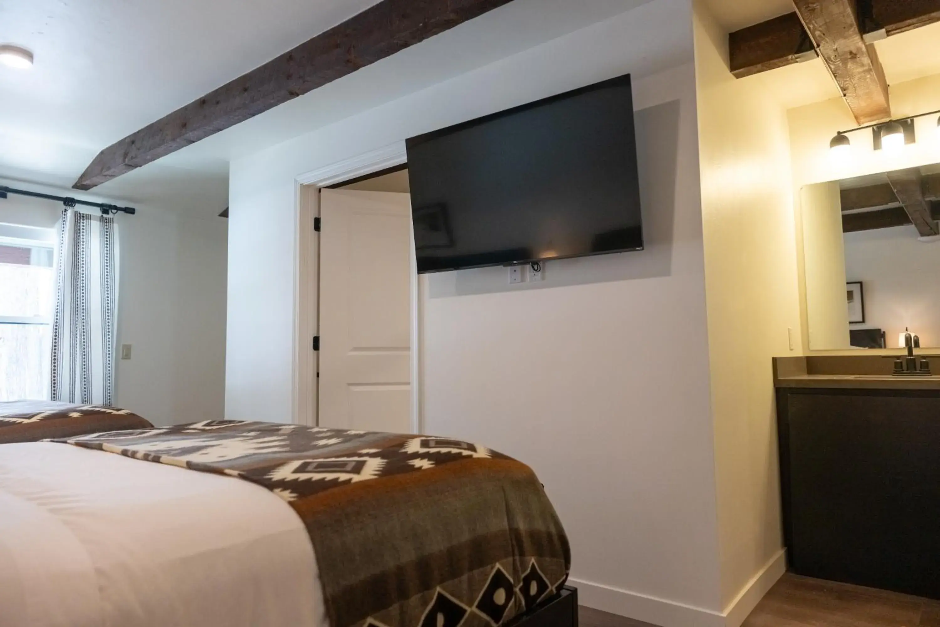 Deluxe Queen Room in High Creek Lodge and Cabins Deluxe Queen Room in High Creek Lodge and Cabins