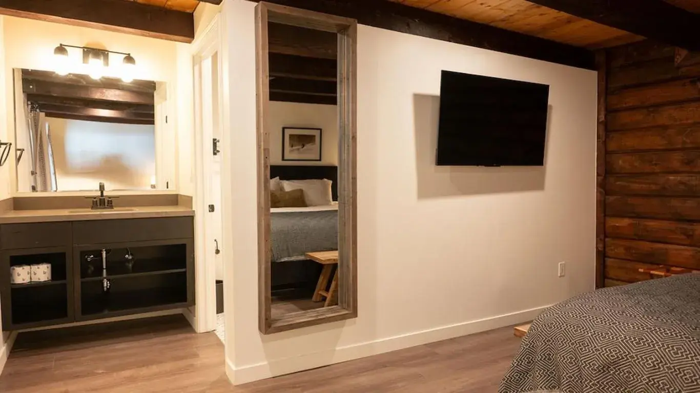 Standard King Room in High Creek Lodge and Cabins Standard King Room in High Creek Lodge and Cabins