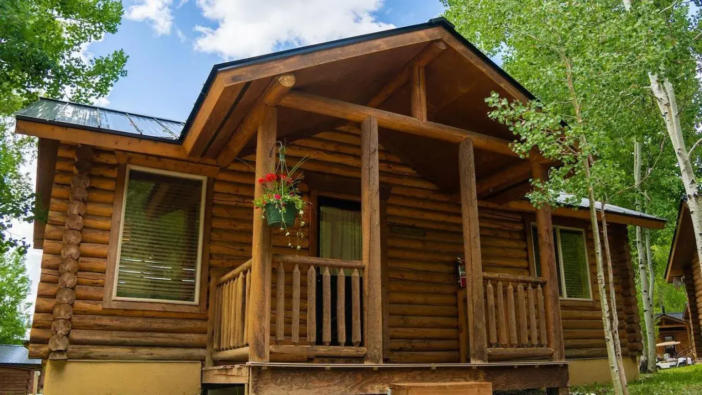 One-Bedroom Bungalow in High Creek Lodge and Cabins One-Bedroom Bungalow in High Creek Lodge and Cabins