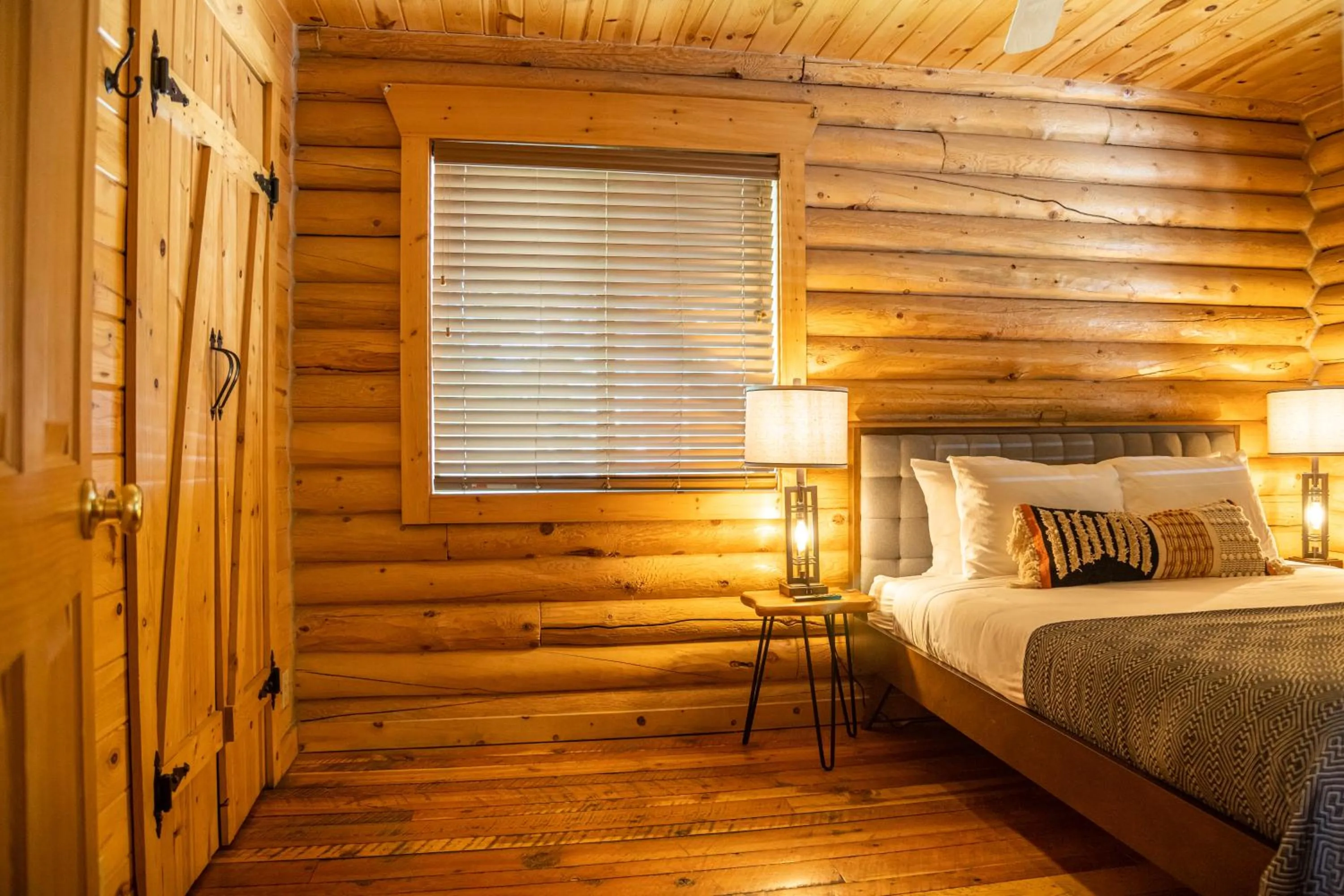 Bed in High Creek Lodge and Cabins