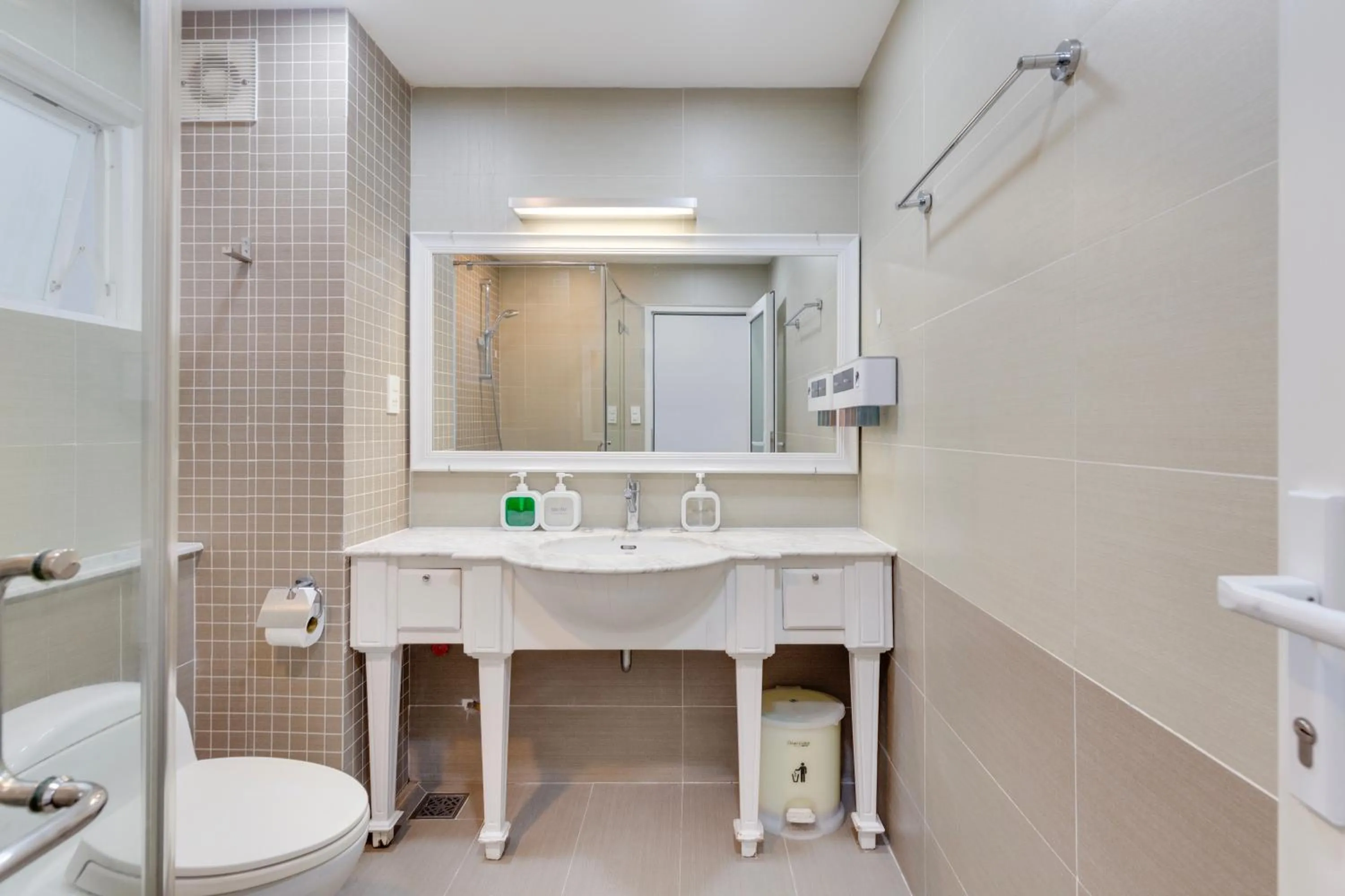 Shower in Saigon Authentic Hostel - Local Vibes, City Tours, Cooking Dinner, Evening Streetfood, Free Menu Breakfast, Gym & Rooftop