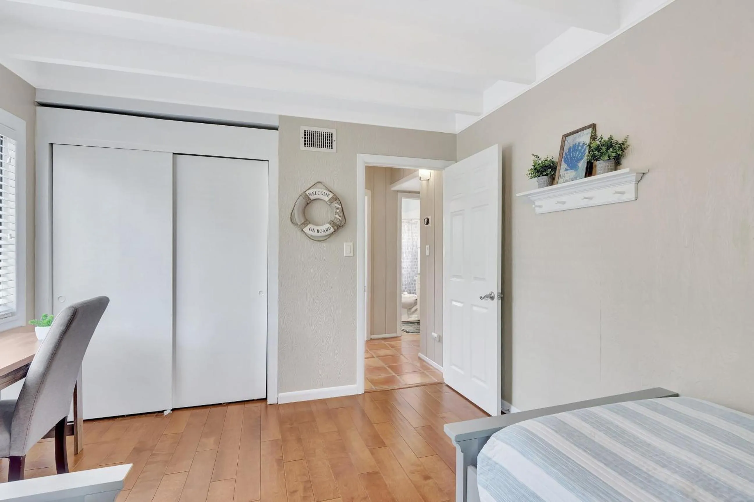 Bed in Sunny Naples - Subtropical Oasis Cottage