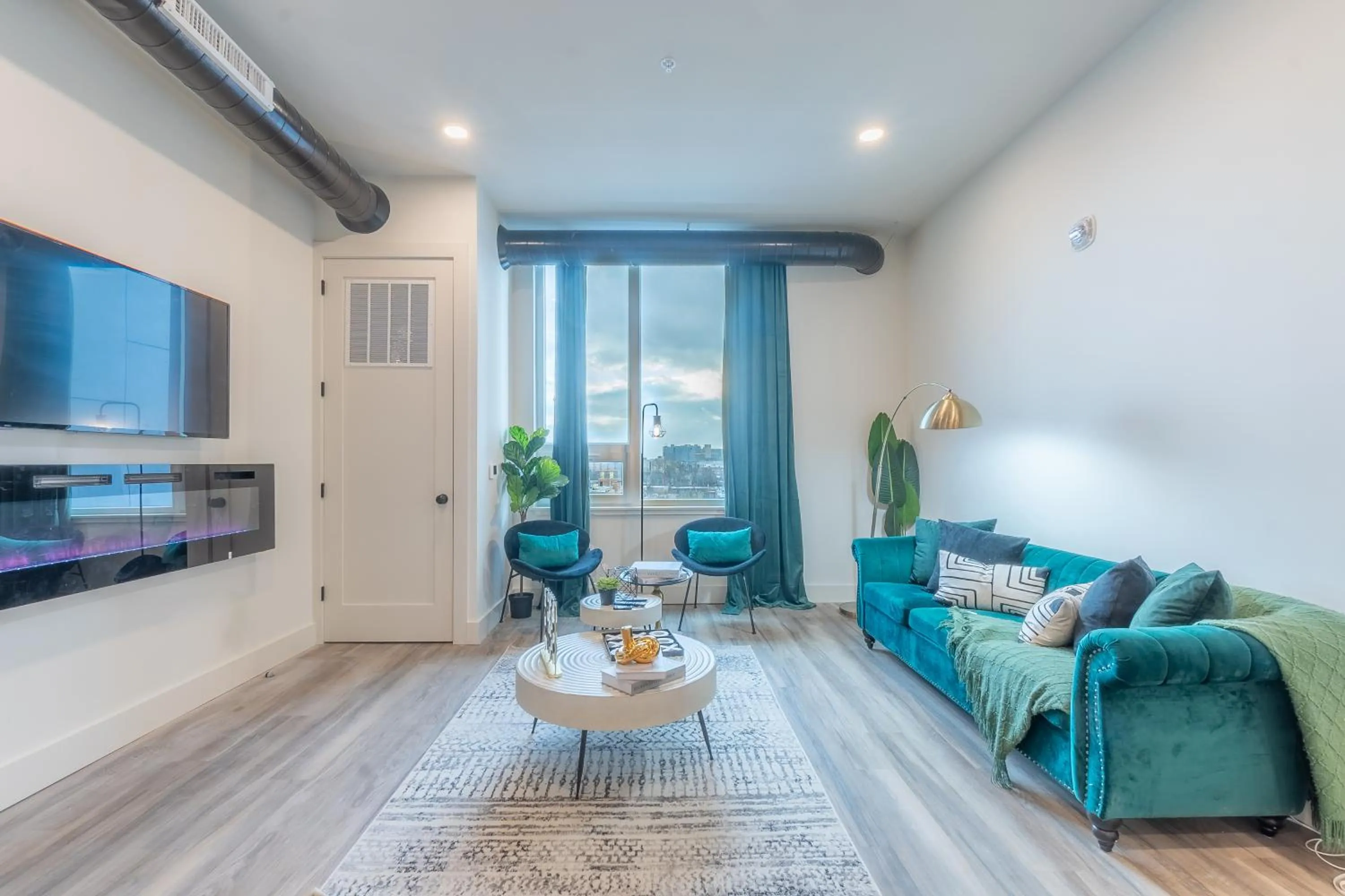 TV and multimedia in Emerald Escape, Free Parking, 2 Bath, Sleeps 8 Near American Dream and The Airport, King Bed and 2 Queen Beds, Washer and Dryer