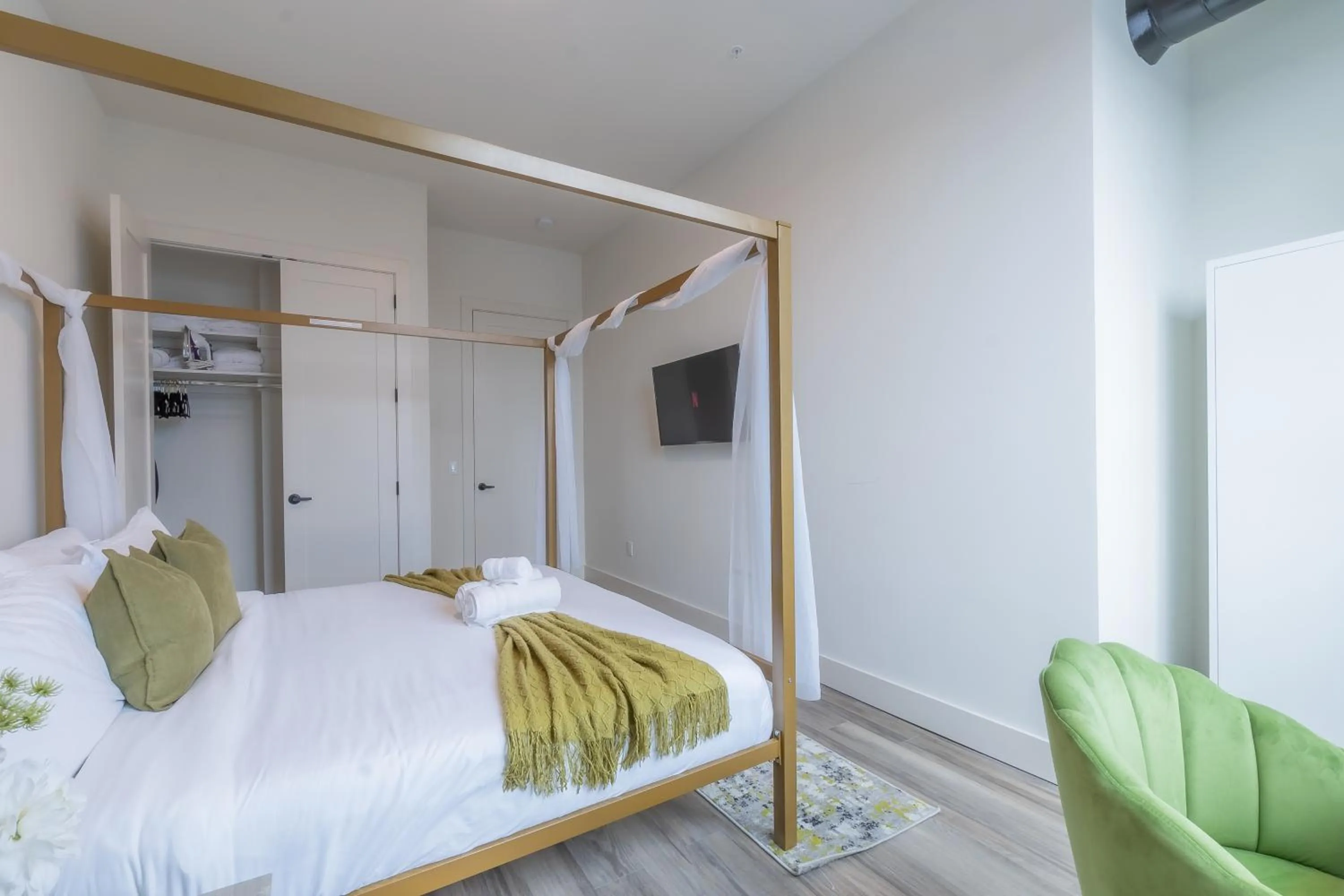 Bed in Emerald Escape, Free Parking, 2 Bath, Sleeps 8 Near American Dream and The Airport, King Bed and 2 Queen Beds, Washer and Dryer