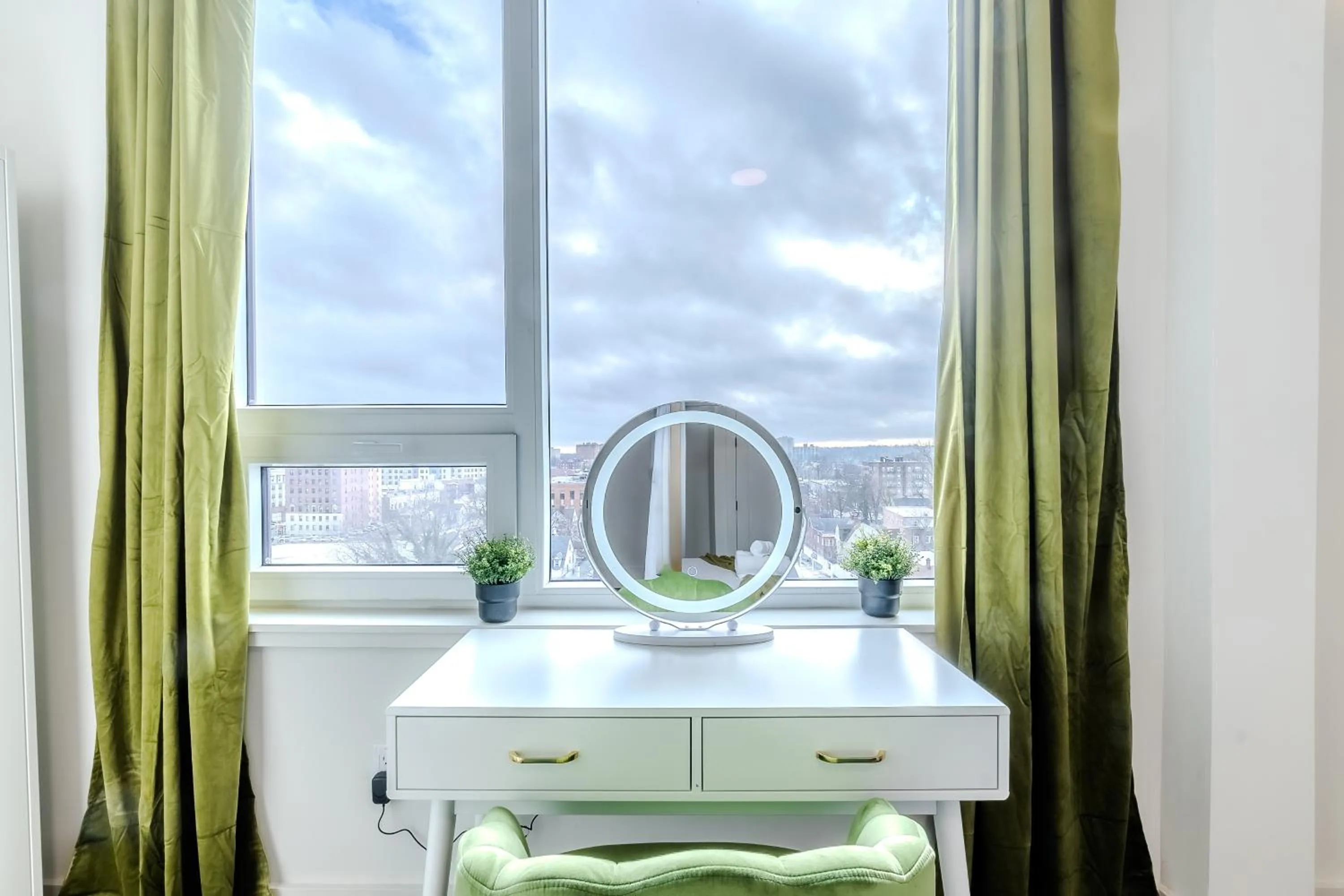 hair dresser in Emerald Escape, Free Parking, 2 Bath, Sleeps 8 Near American Dream and The Airport, King Bed and 2 Queen Beds, Washer and Dryer