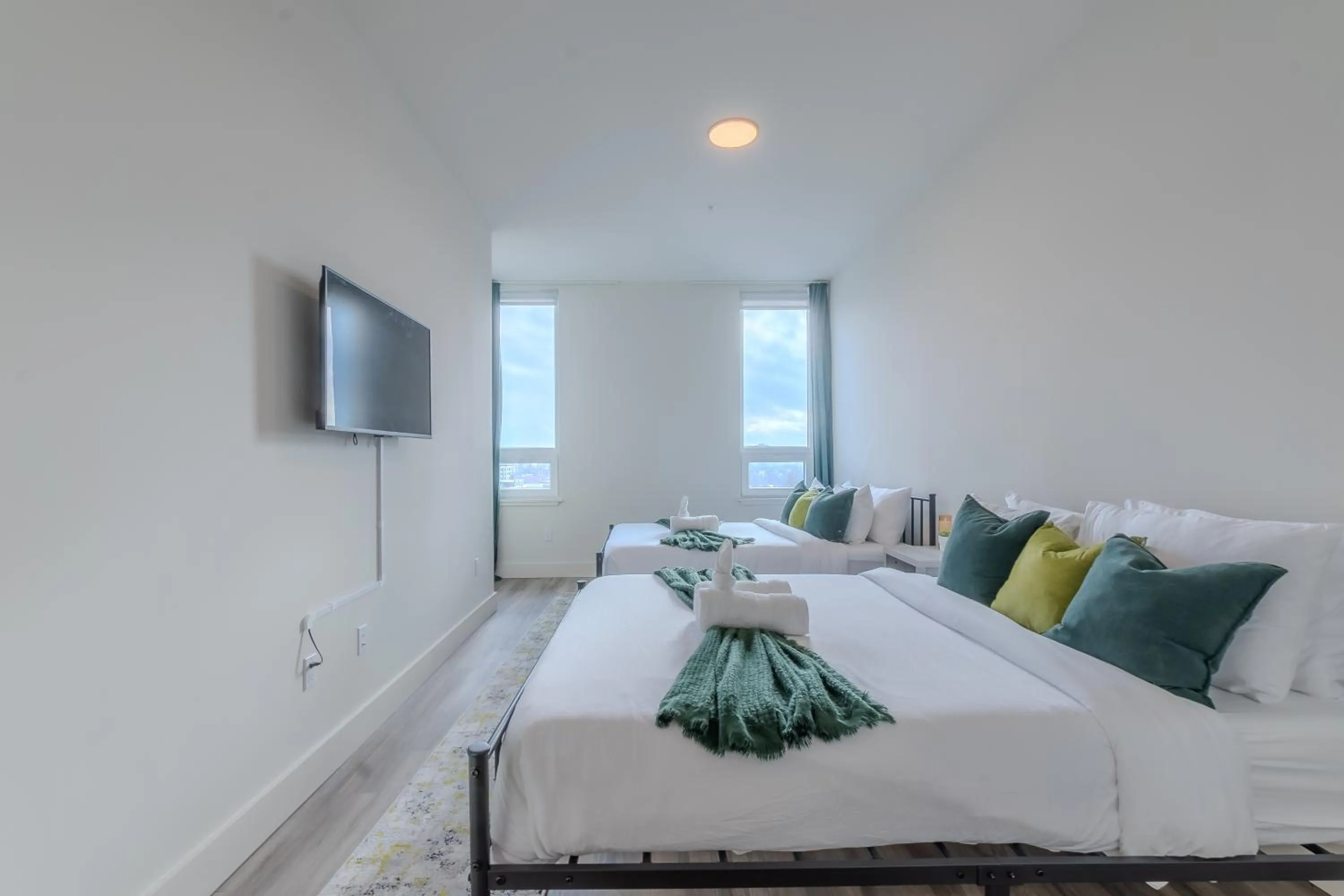 Bed in Emerald Escape, Free Parking, 2 Bath, Sleeps 8 Near American Dream and The Airport, King Bed and 2 Queen Beds, Washer and Dryer