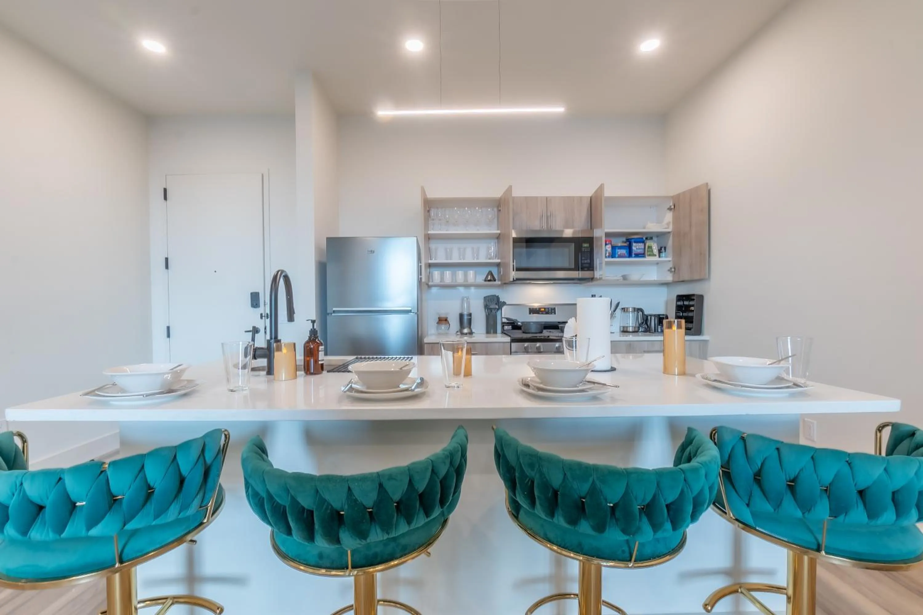 Kitchen or kitchenette in Emerald Escape, Free Parking, 2 Bath, Sleeps 8 Near American Dream and The Airport, King Bed and 2 Queen Beds, Washer and Dryer