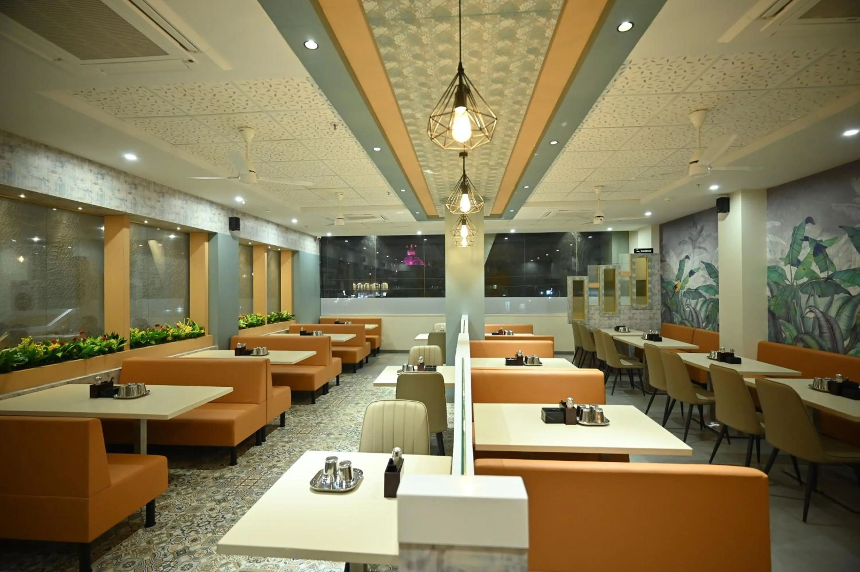 Restaurant/places to eat in Hotel City Centre Latur
