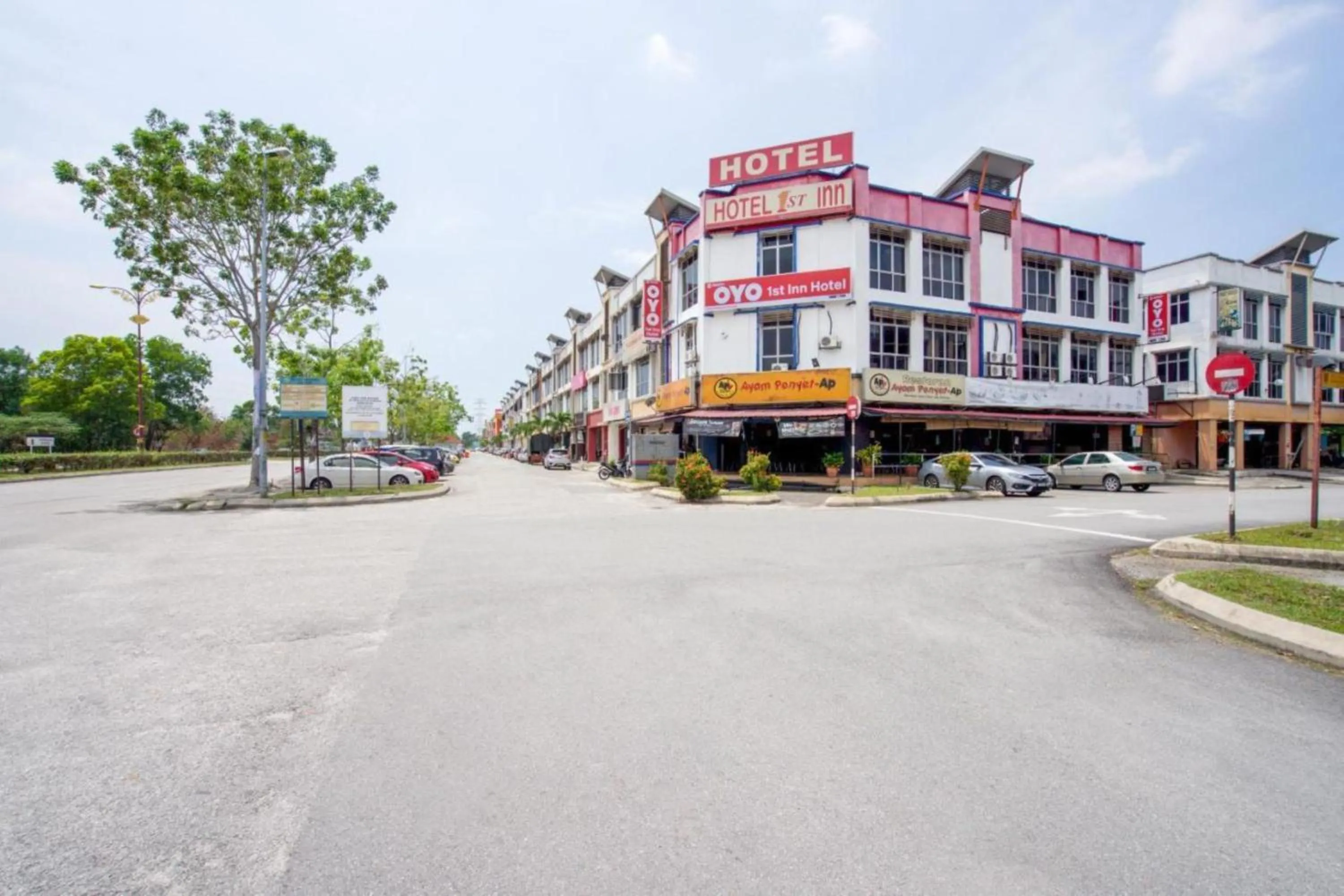 Property building in 1st Inn Hotel Klang Sentral Meru