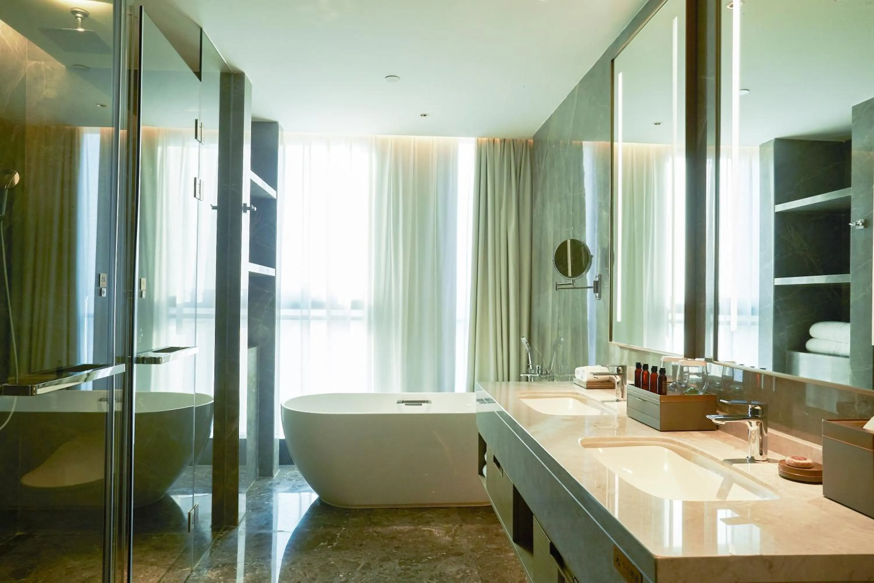 Bathroom in Guangzhou Pazhou LN DongFang Hotel