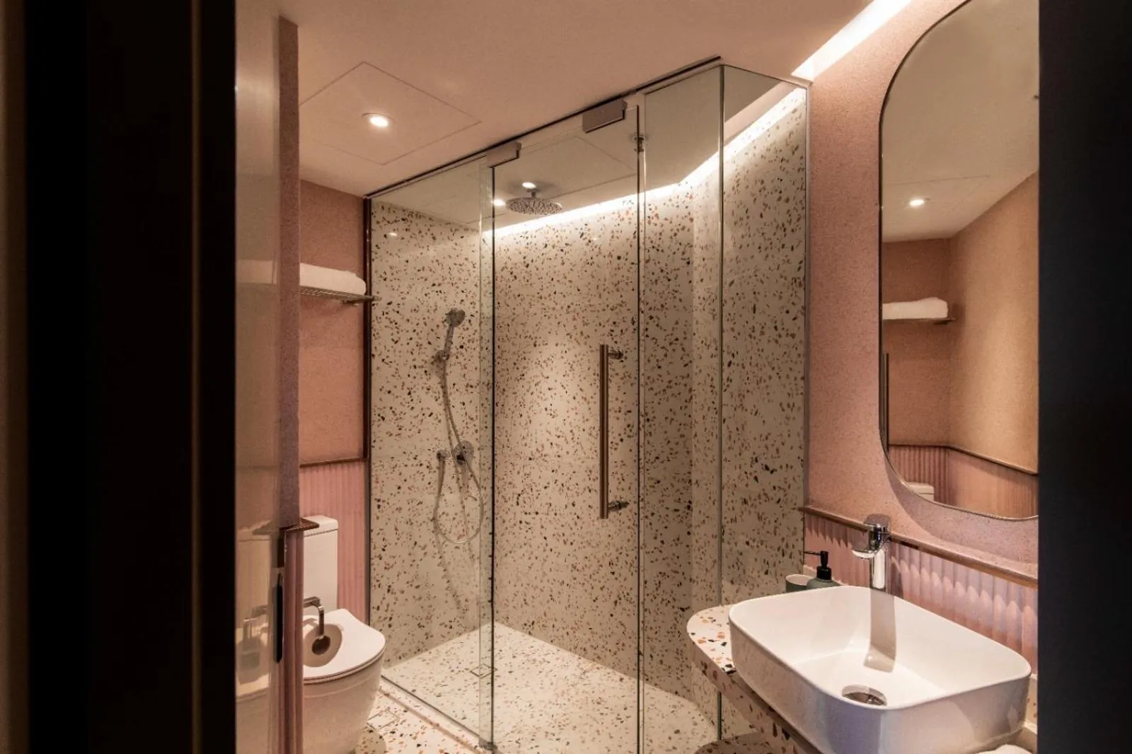 Toilet in Hillwood House Hotel