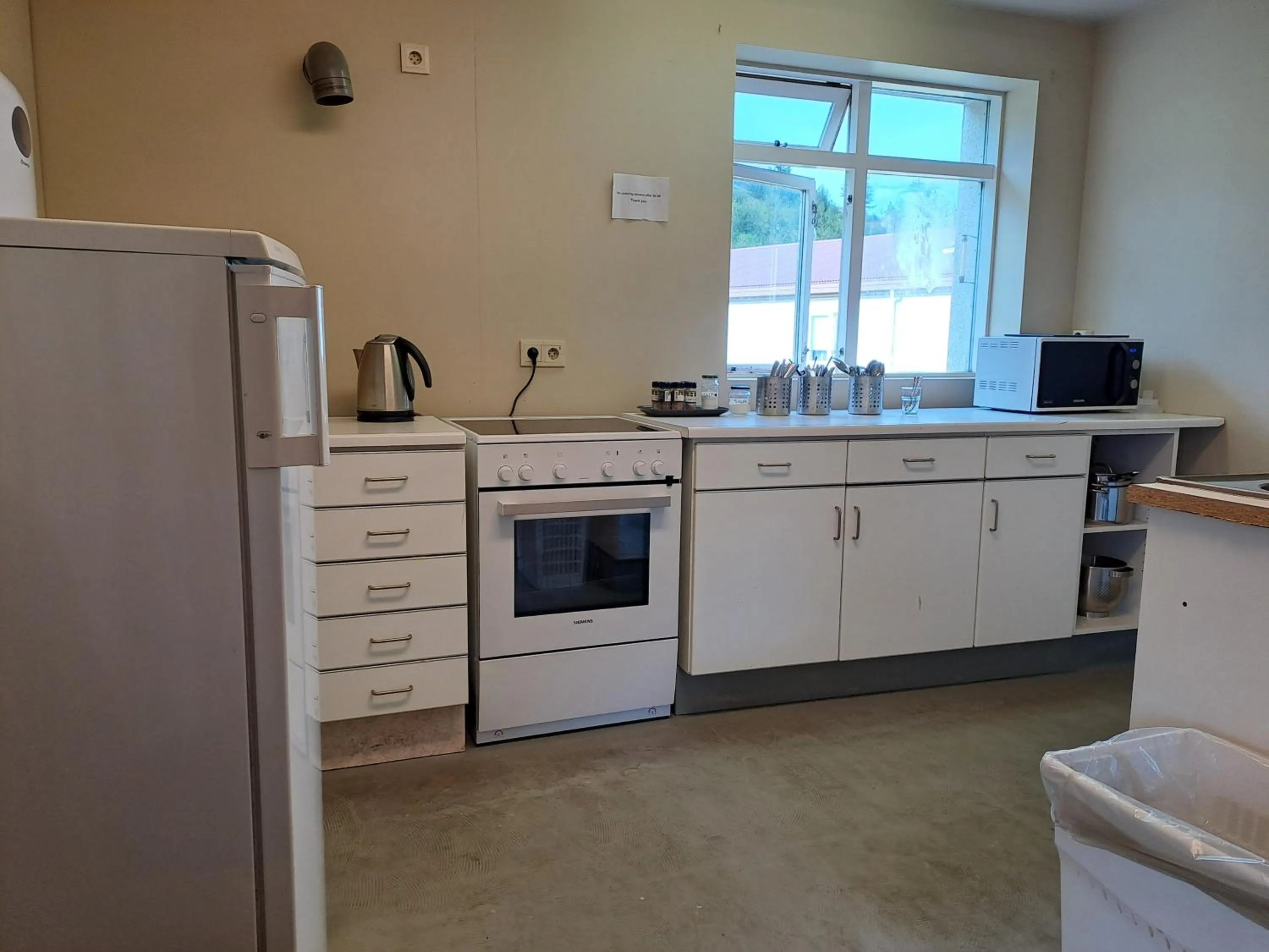 Communal kitchen in Studlagil INN Hostel