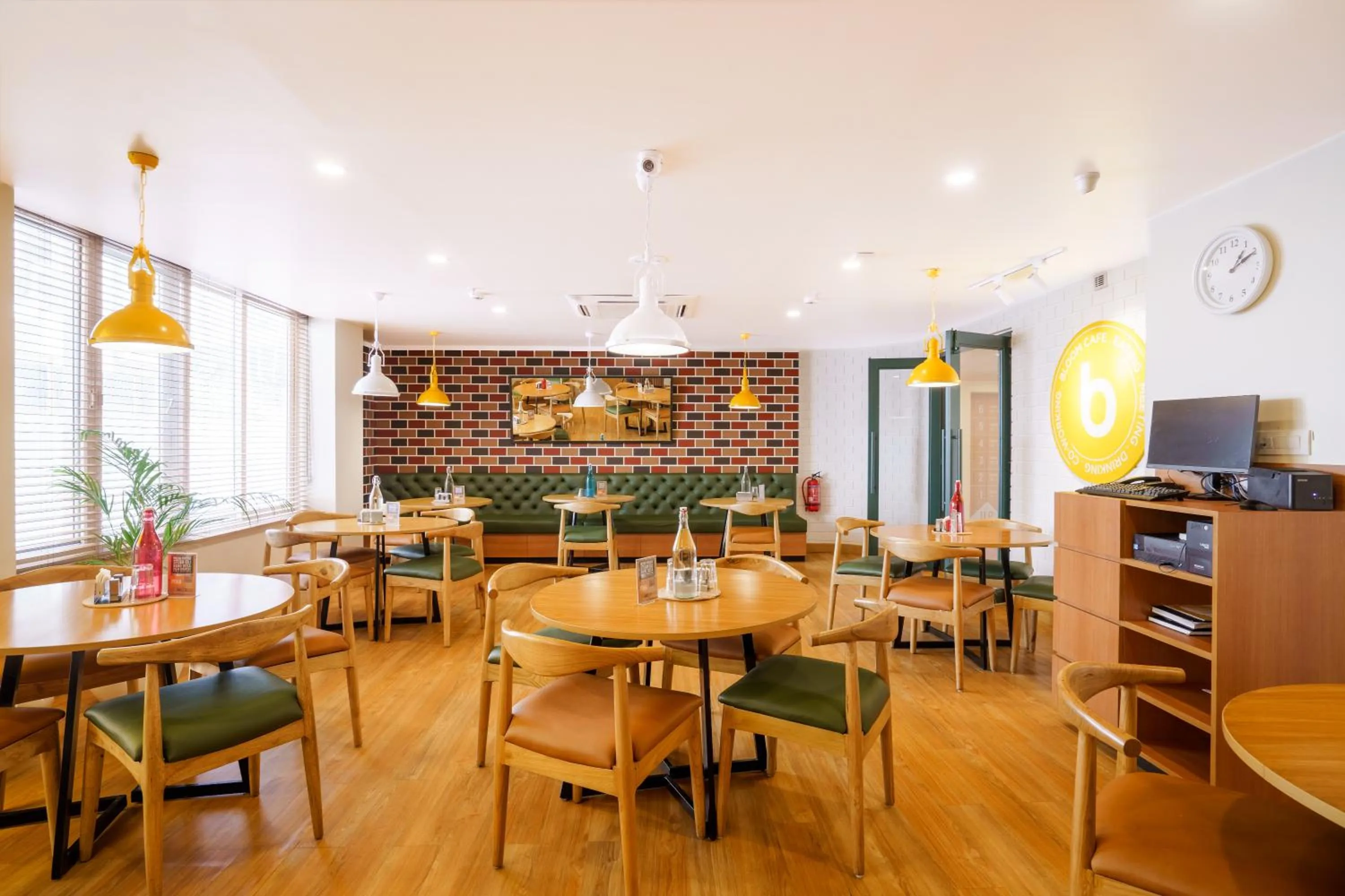 Restaurant/places to eat in Bloom Hotel - Cyber Towers