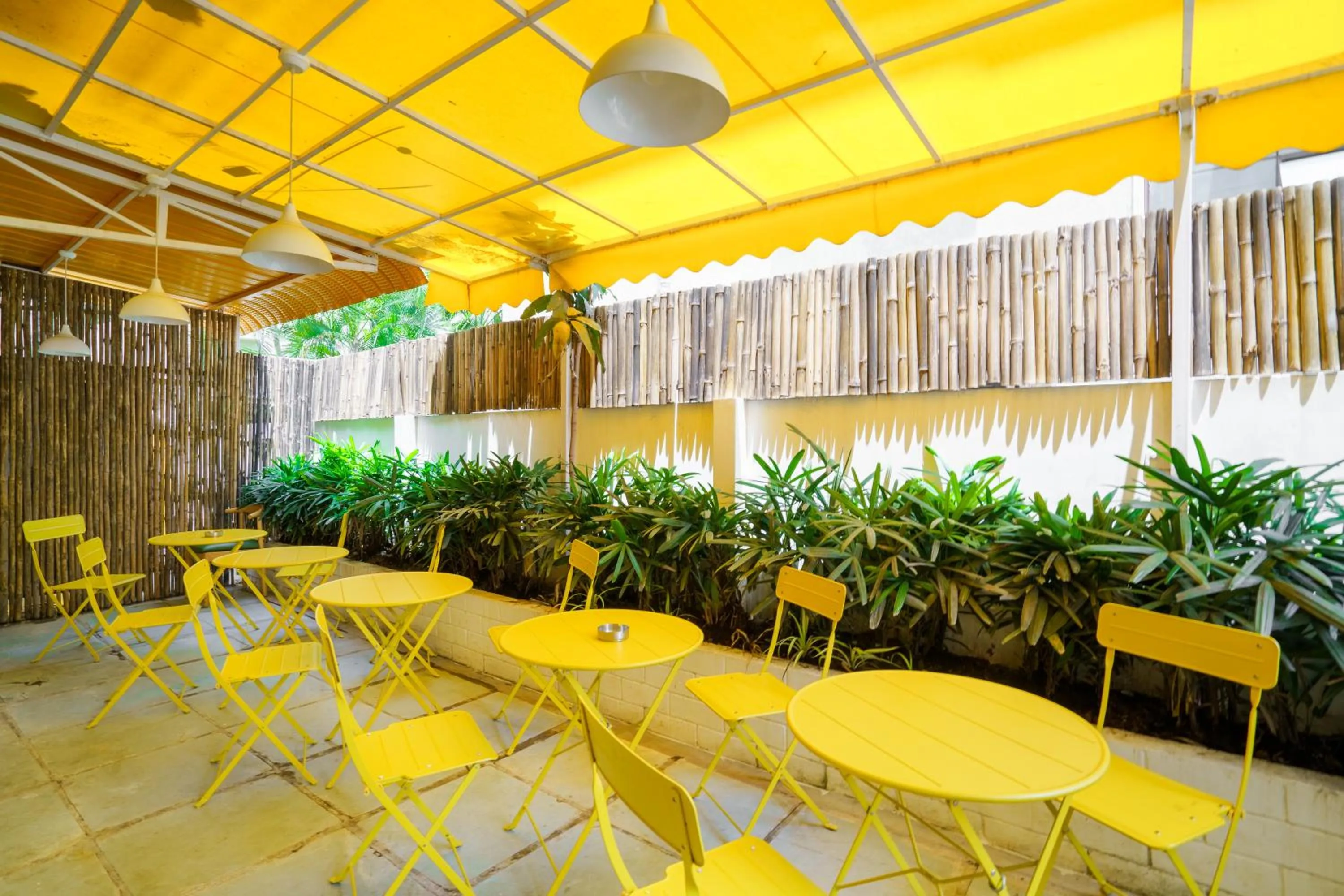 Restaurant/places to eat in Bloom Hotel - Cyber Towers