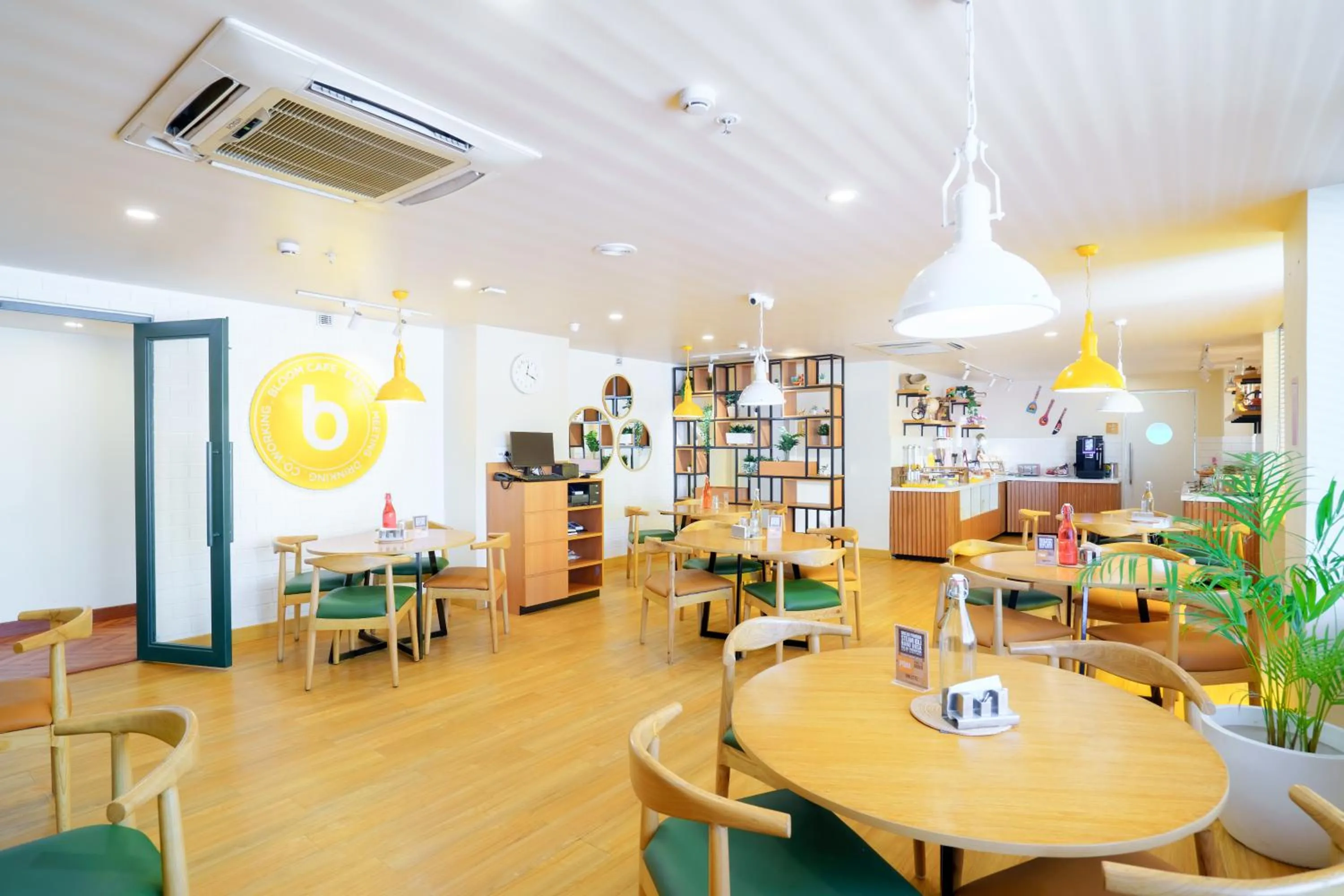 Restaurant/places to eat in Bloom Hotel - Cyber Towers