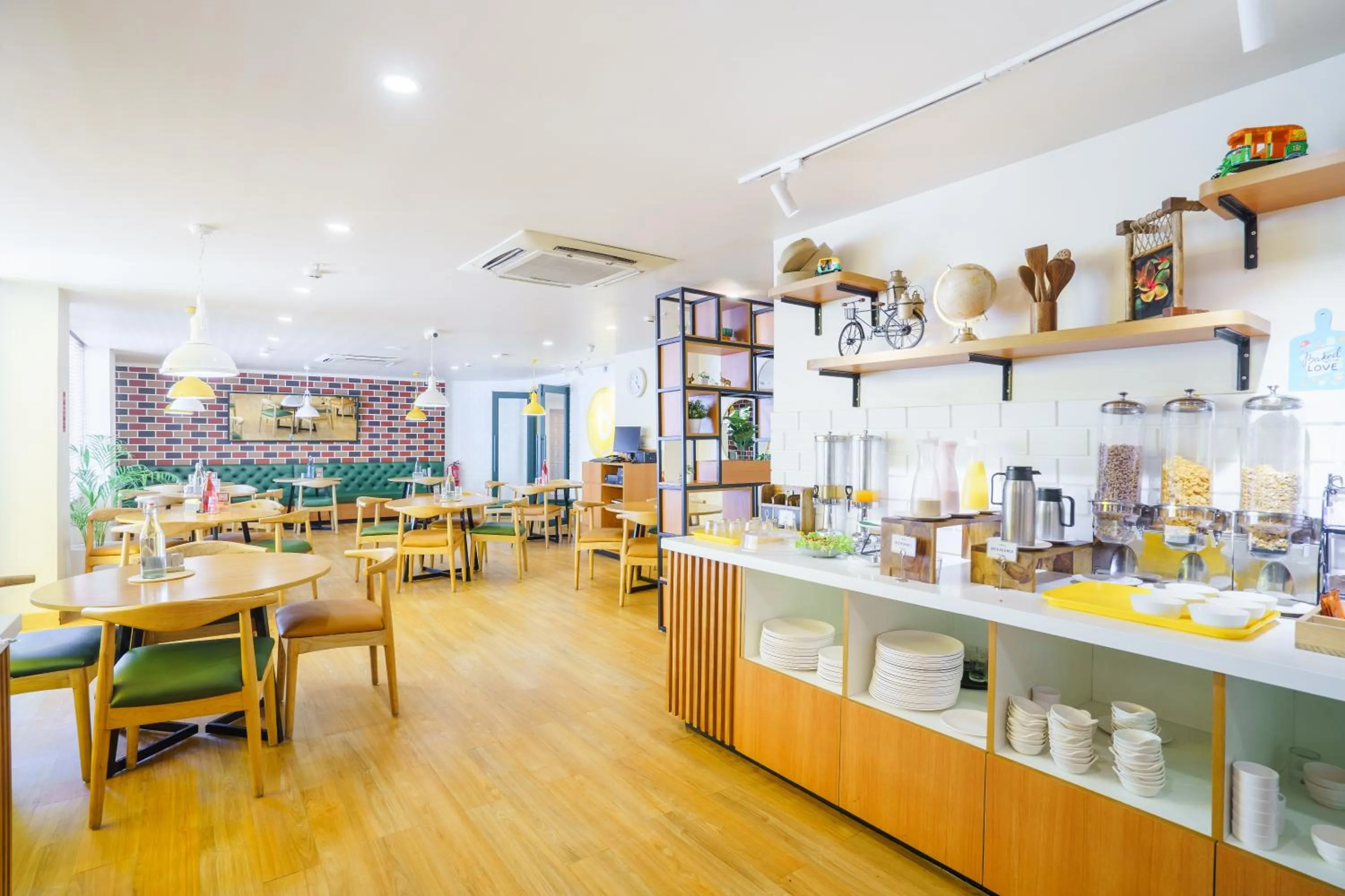 Restaurant/places to eat in Bloom Hotel - Cyber Towers