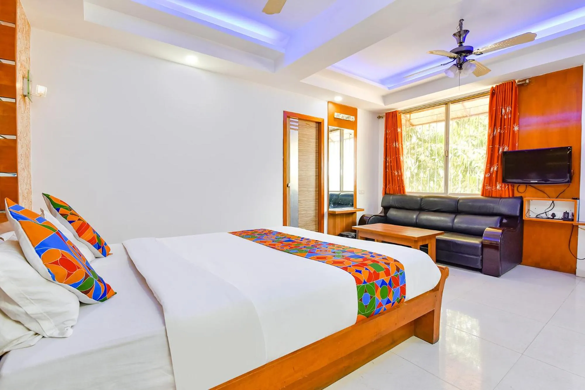 Communal lounge/ TV room, Bed in FabHotel Raj Ratna - Nr Ashram Road