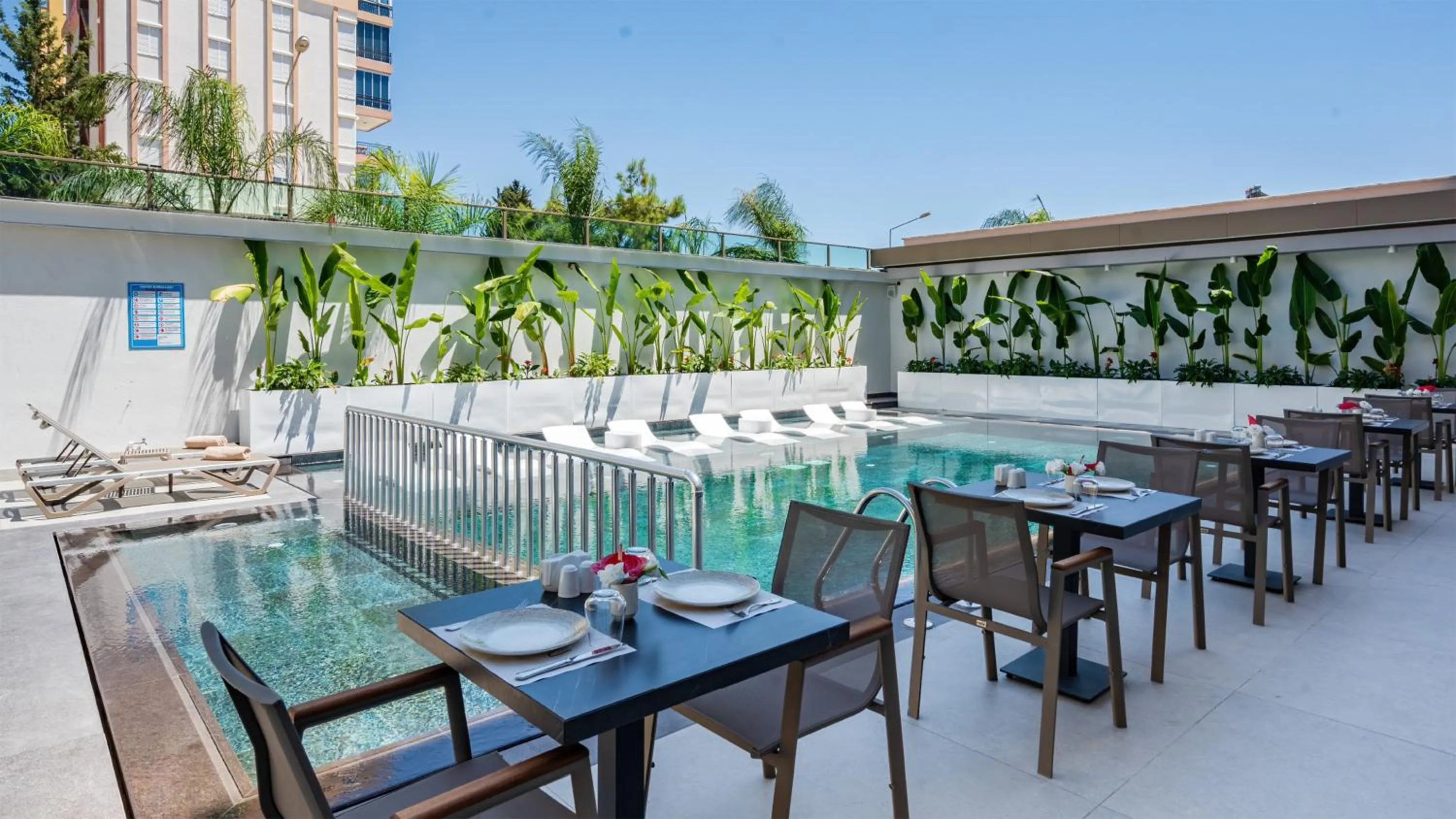 Restaurant/places to eat in Awen Lara Hotel