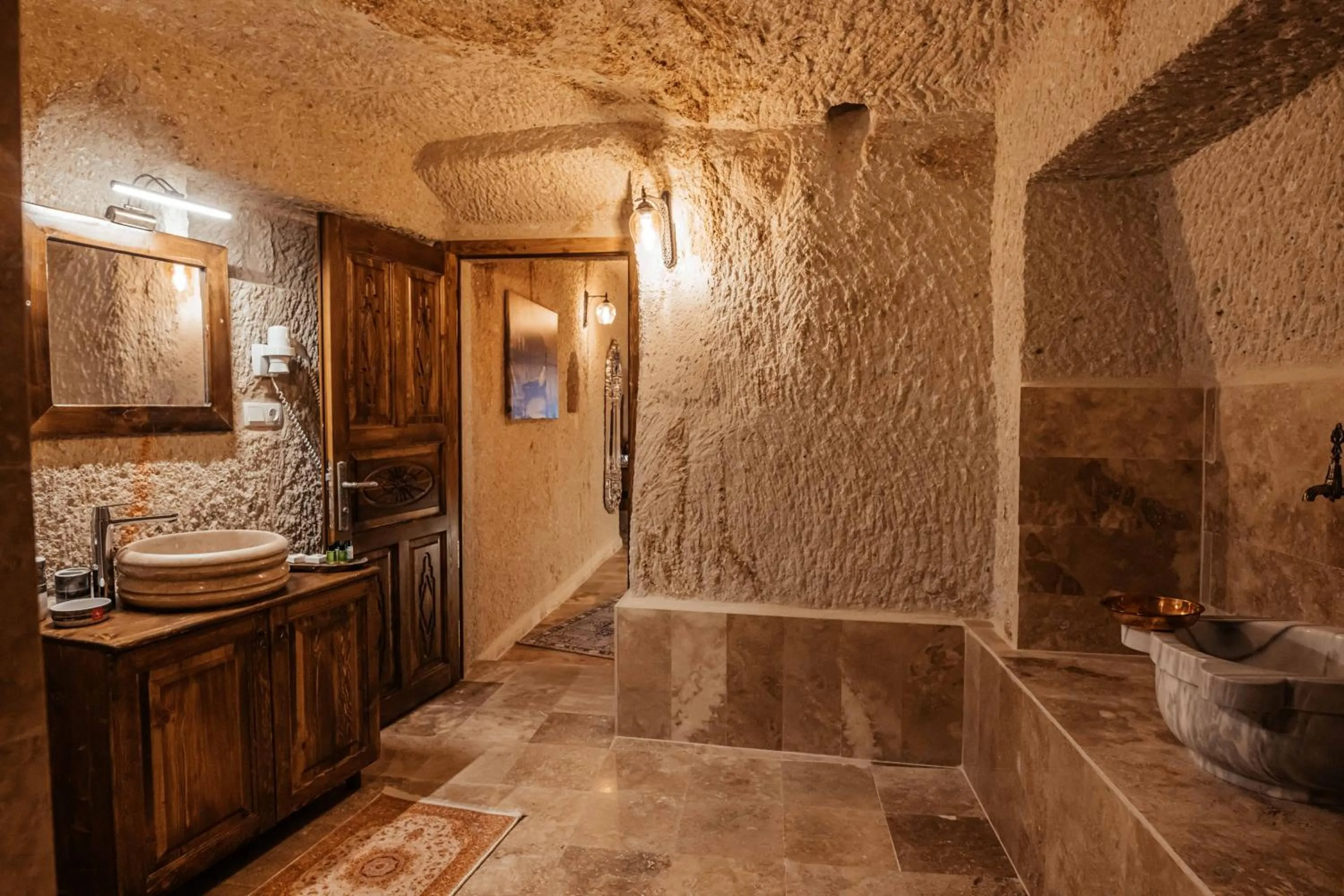 Shower in Bayar Cave Suites Special Class